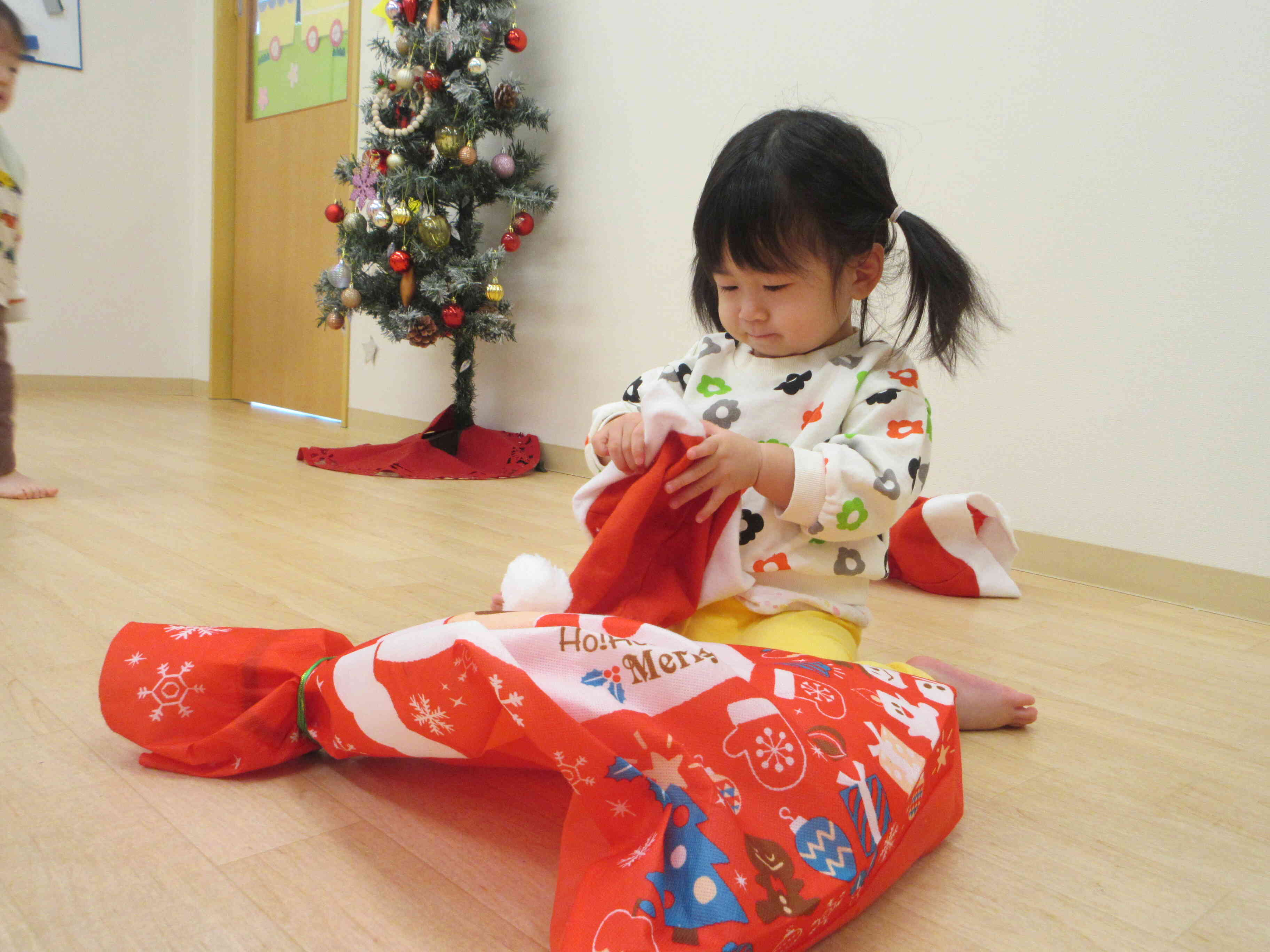 帽子をかぶってサンタさんに変身だ♪