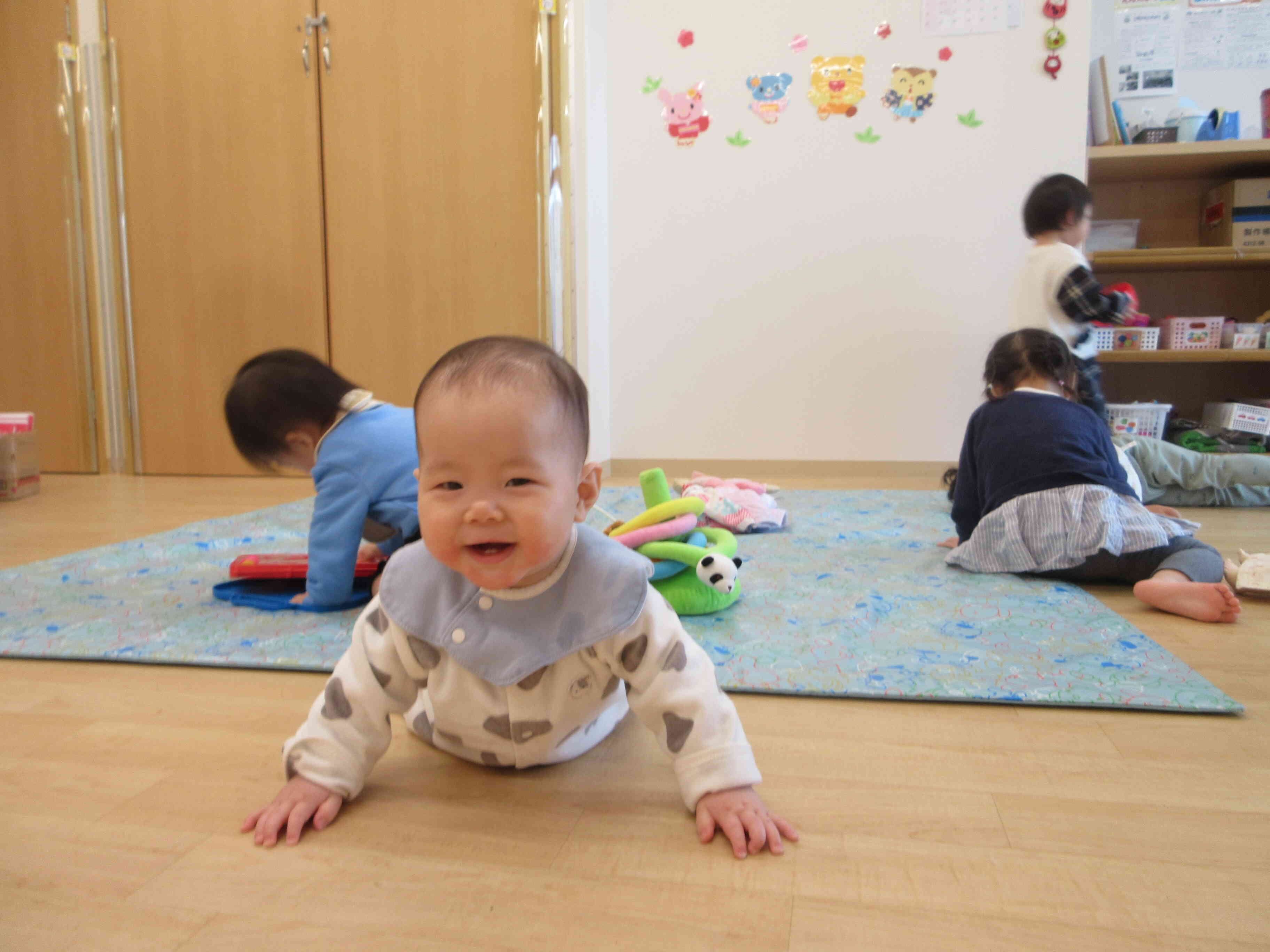 うつ伏せで遊ぶの大好き♪