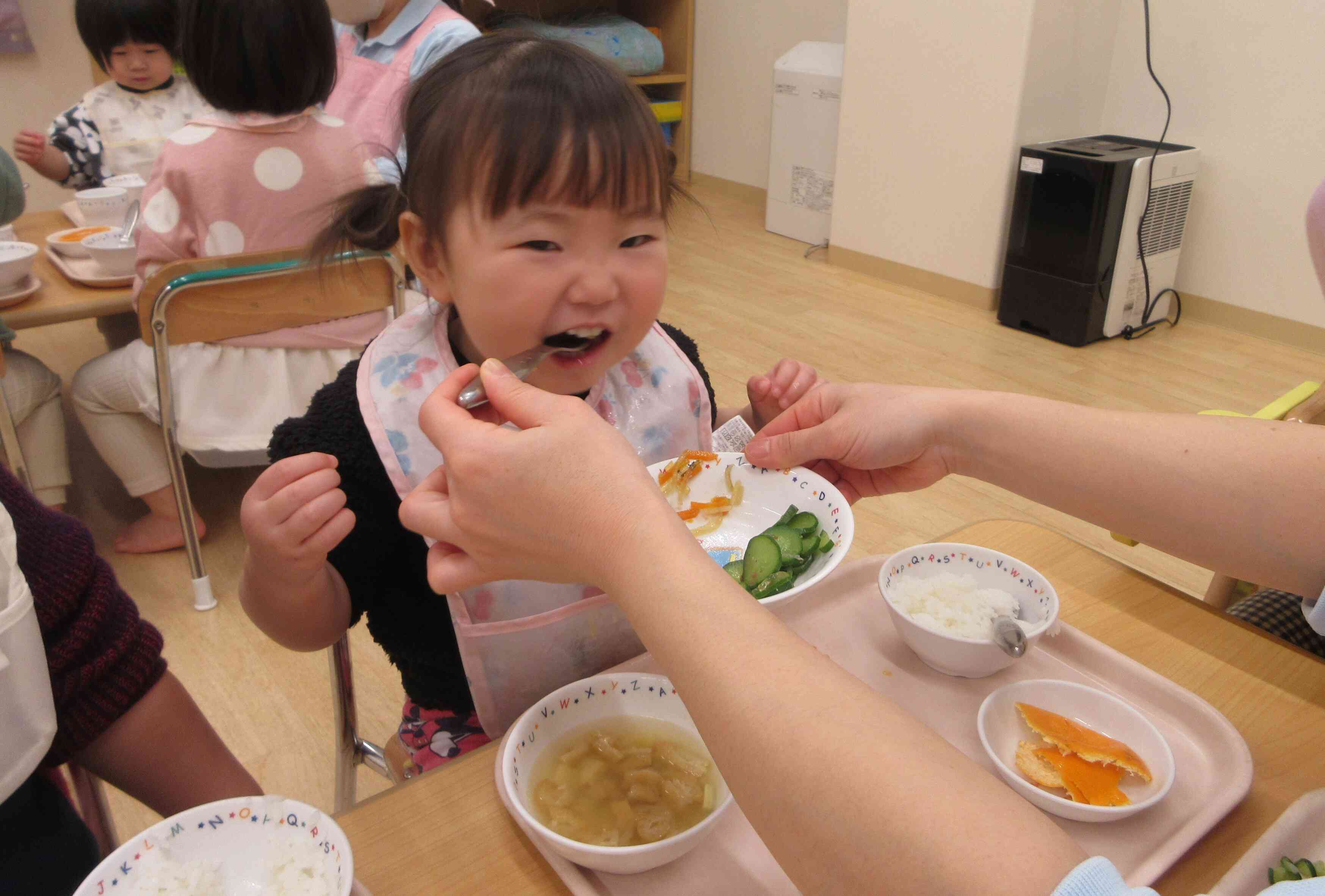 大きなお口でモリモリ食べています！