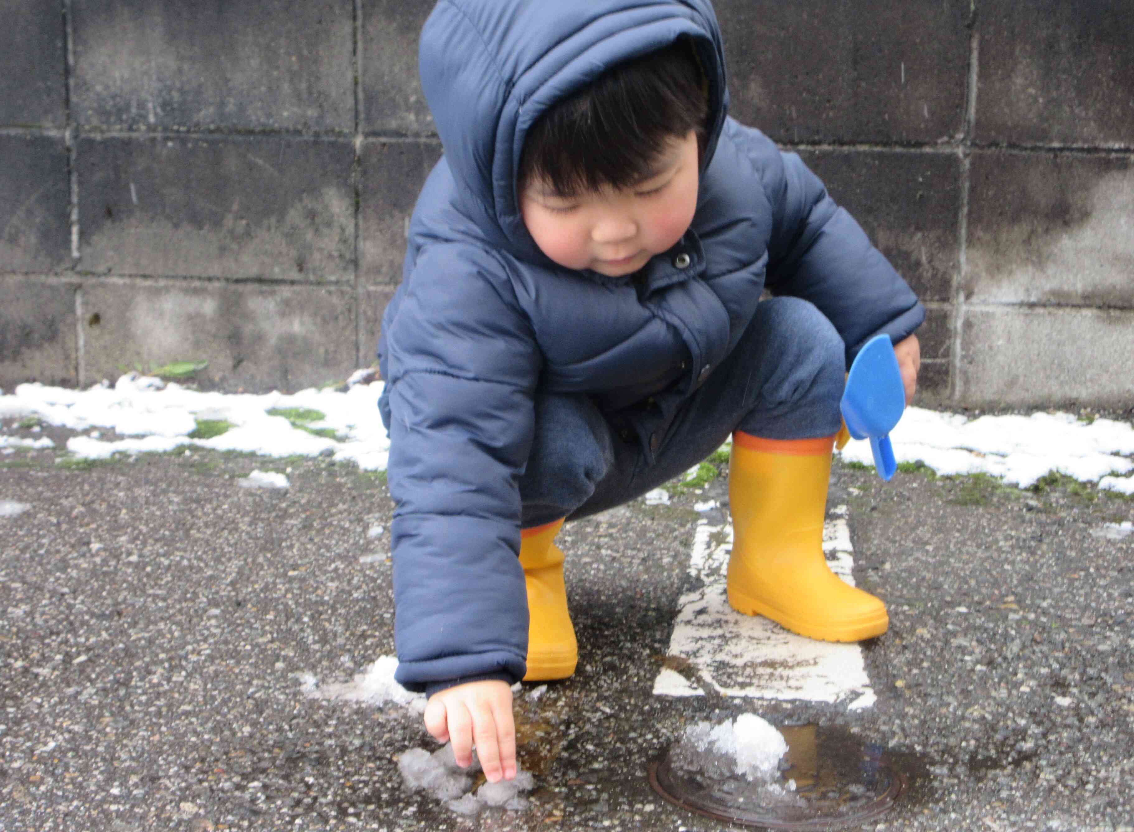 水たまりの上に雪を乗せると溶けていくことに気づいたよ！！