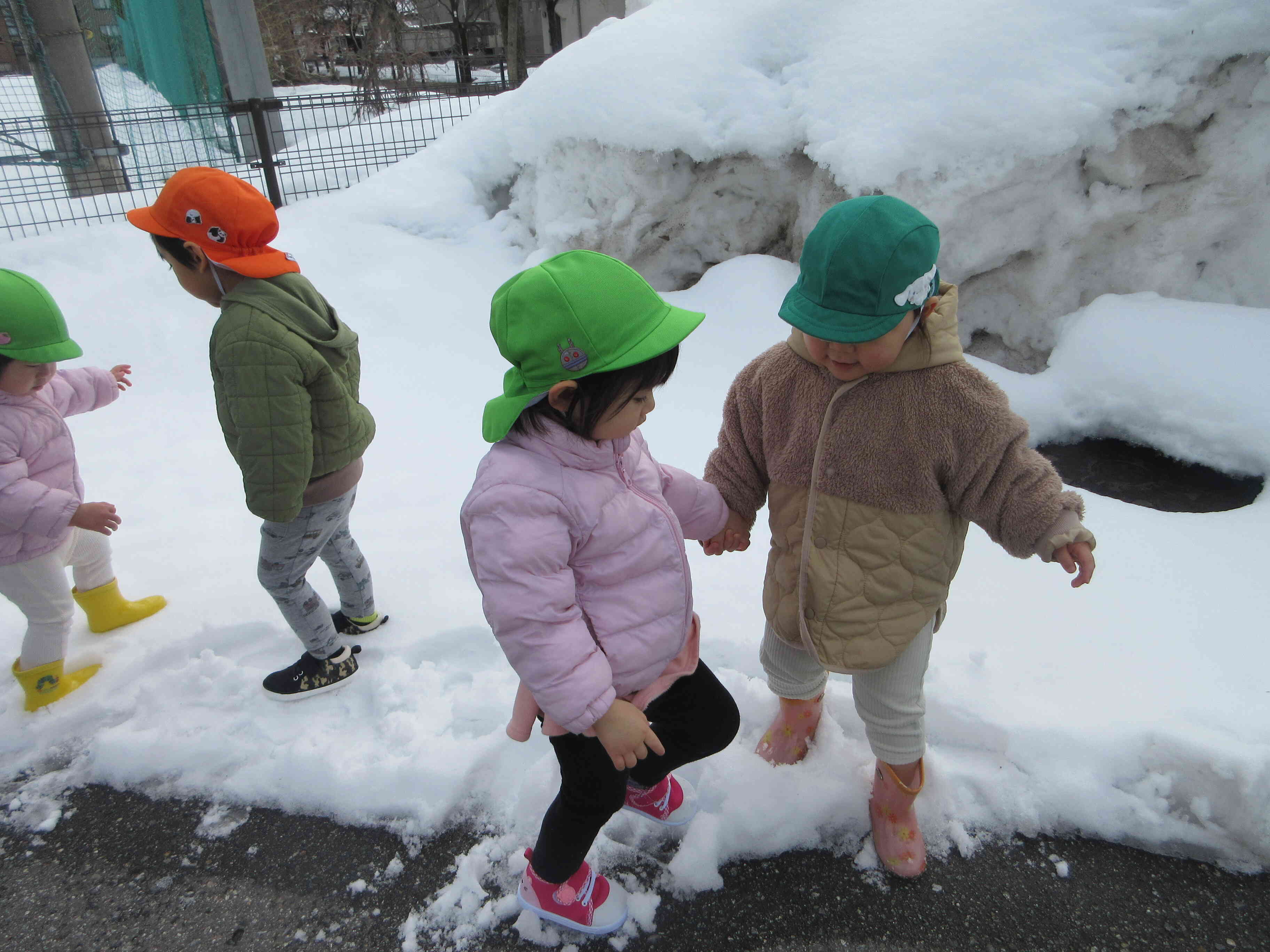 雪の上、ザクザクって音がするね！