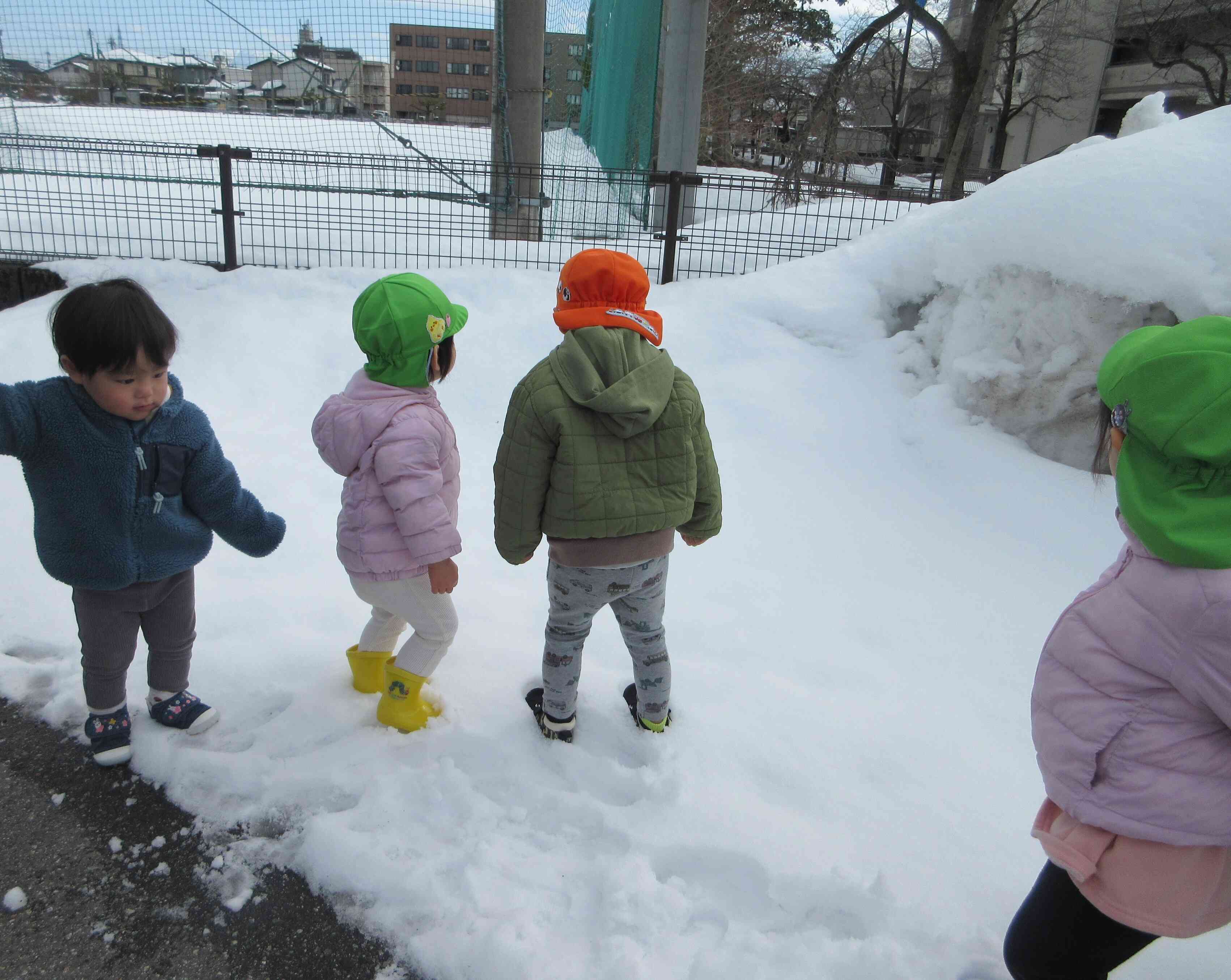 大きすぎる雪山に少しびっくり！でも興味津々です…