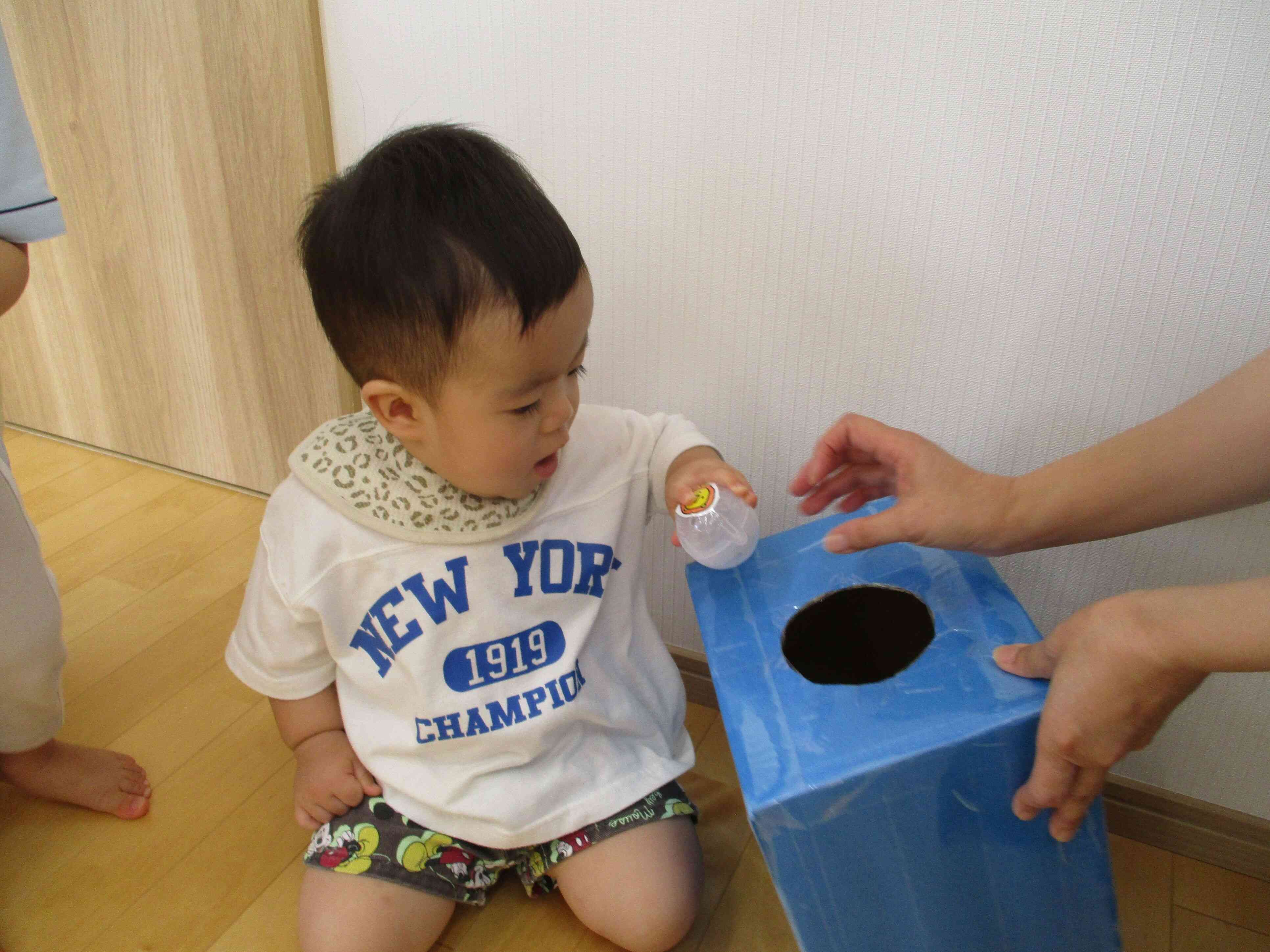 こちらは、くじ引きです！カプセルに貼ってある動物と同じメダルをもらいました。