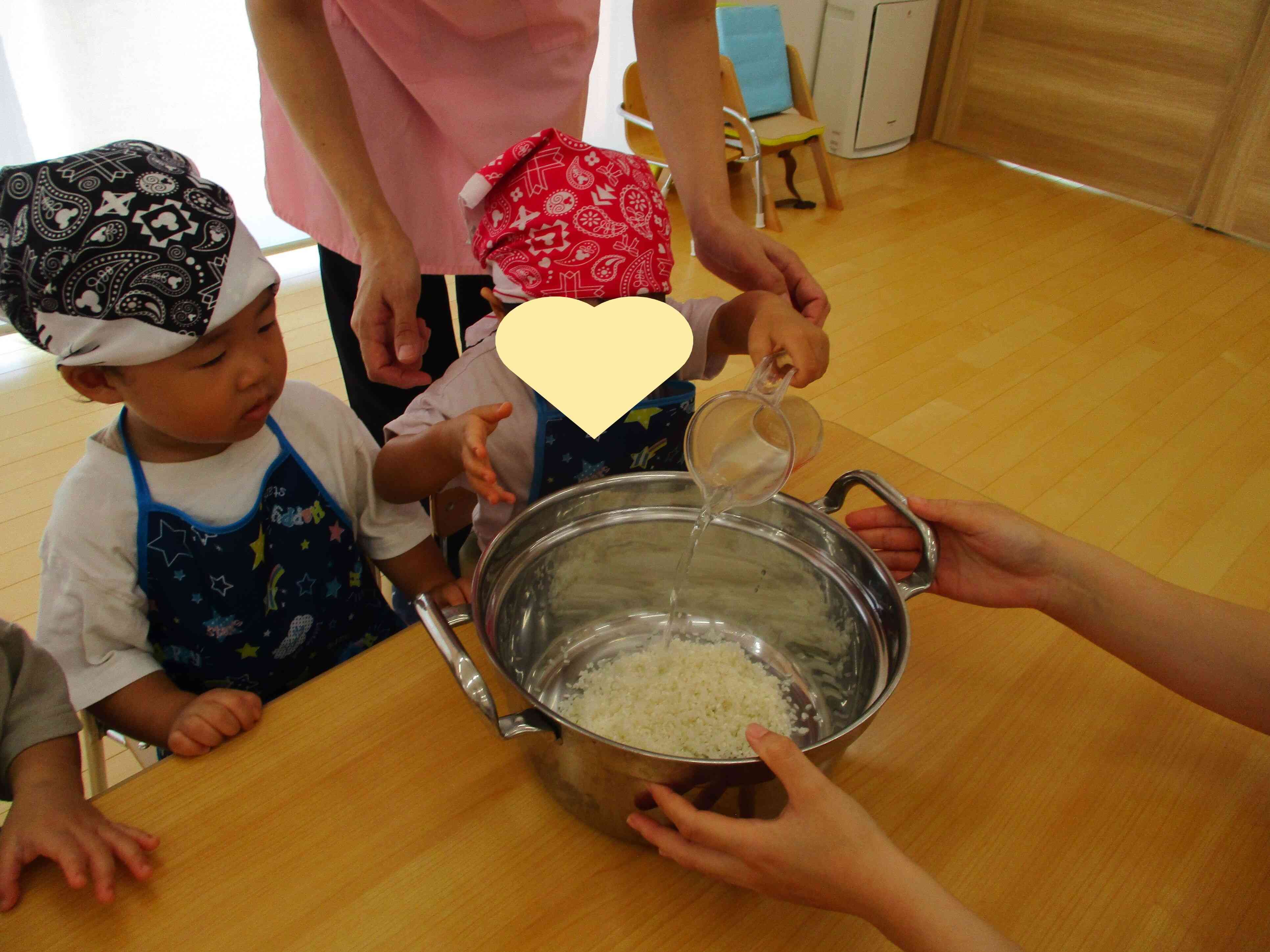 綺麗になったお米に水を入れて炊いてもらいます。