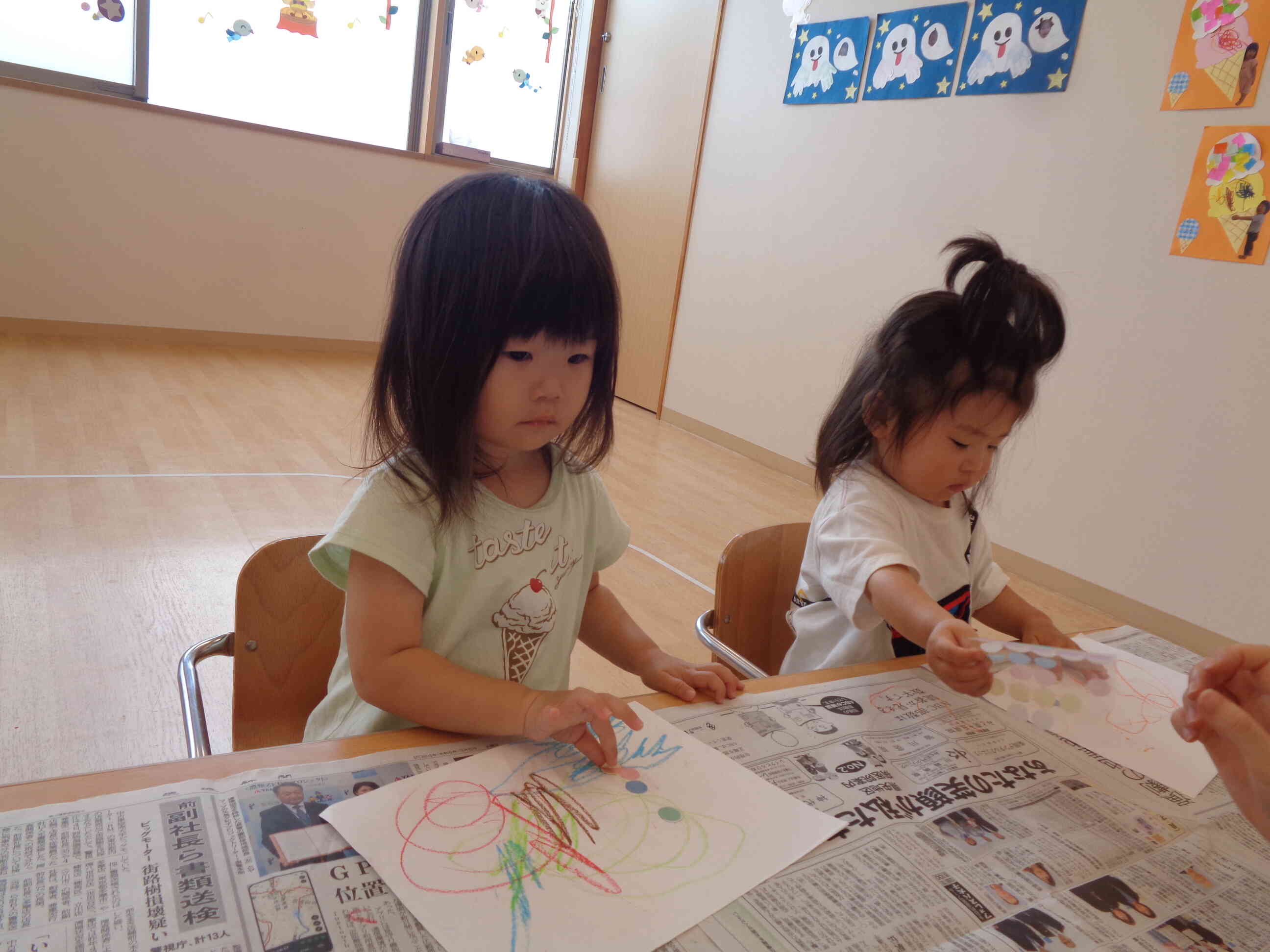 芸術家達の創作風景（あひる組（１歳児クラス）の様子）