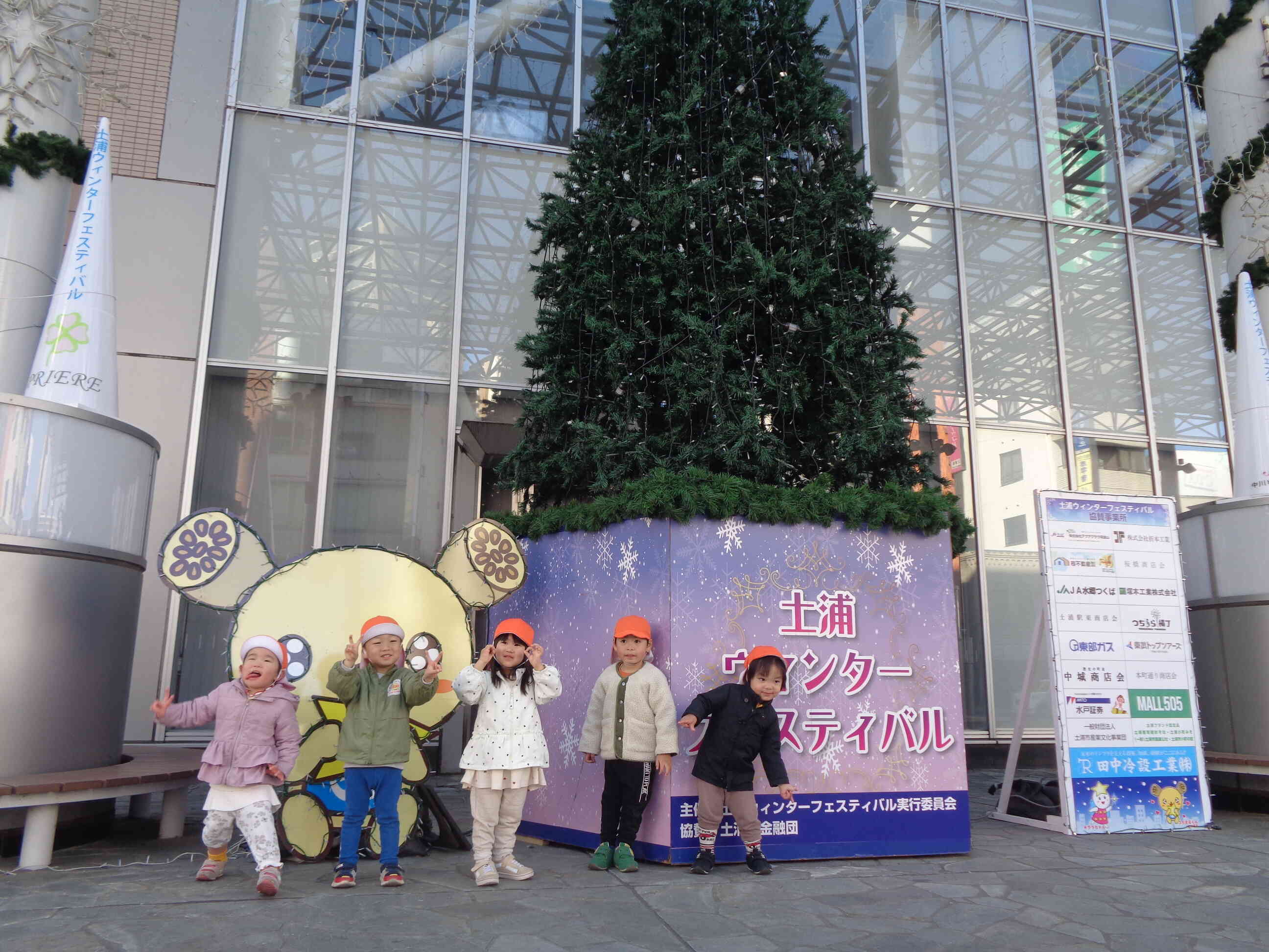 土浦駅にもクリスマスツリーが飾られていましたよ。