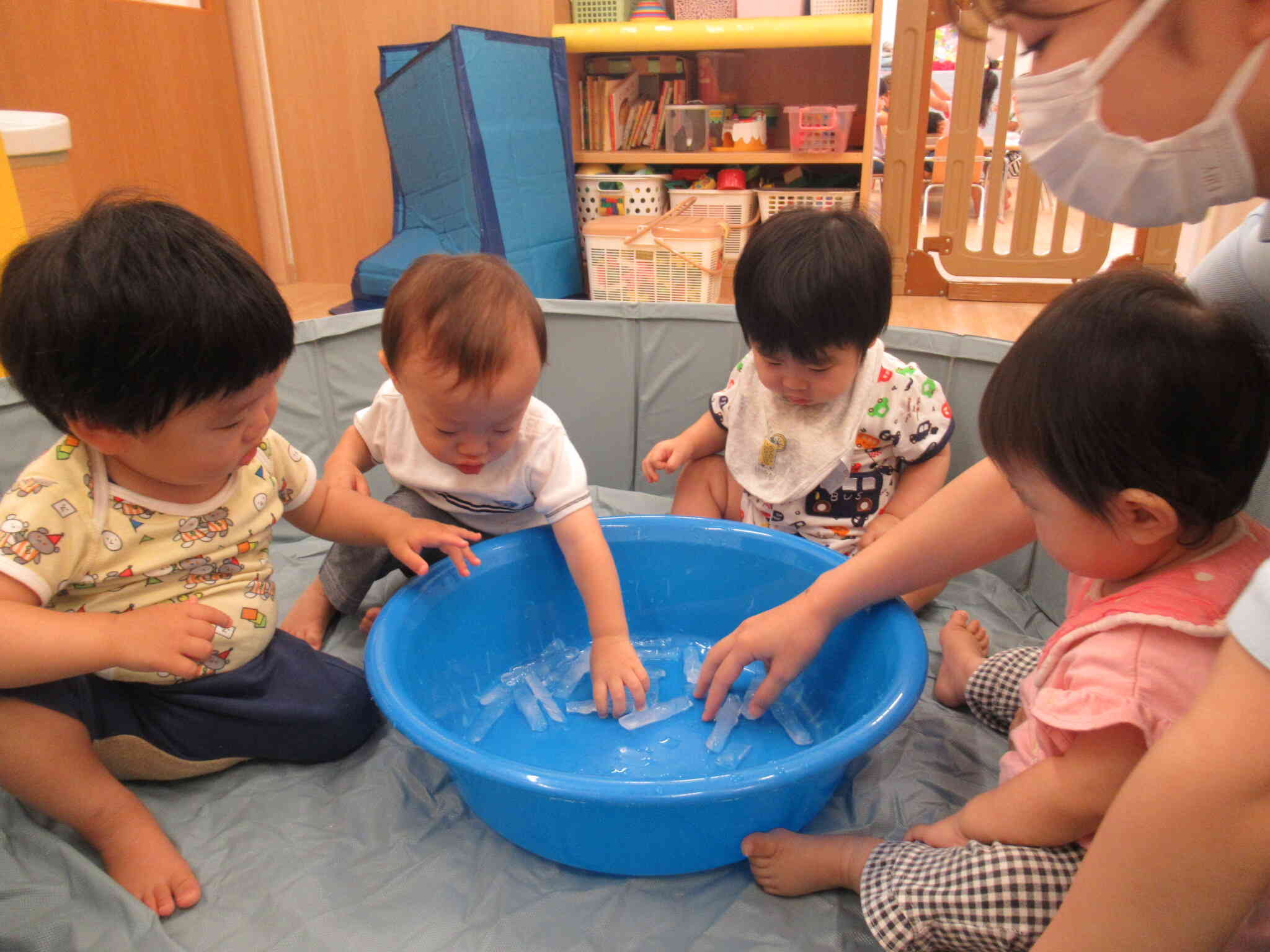 みんなで仲良く氷＆水風船遊び！(ひよこ組0歳児)