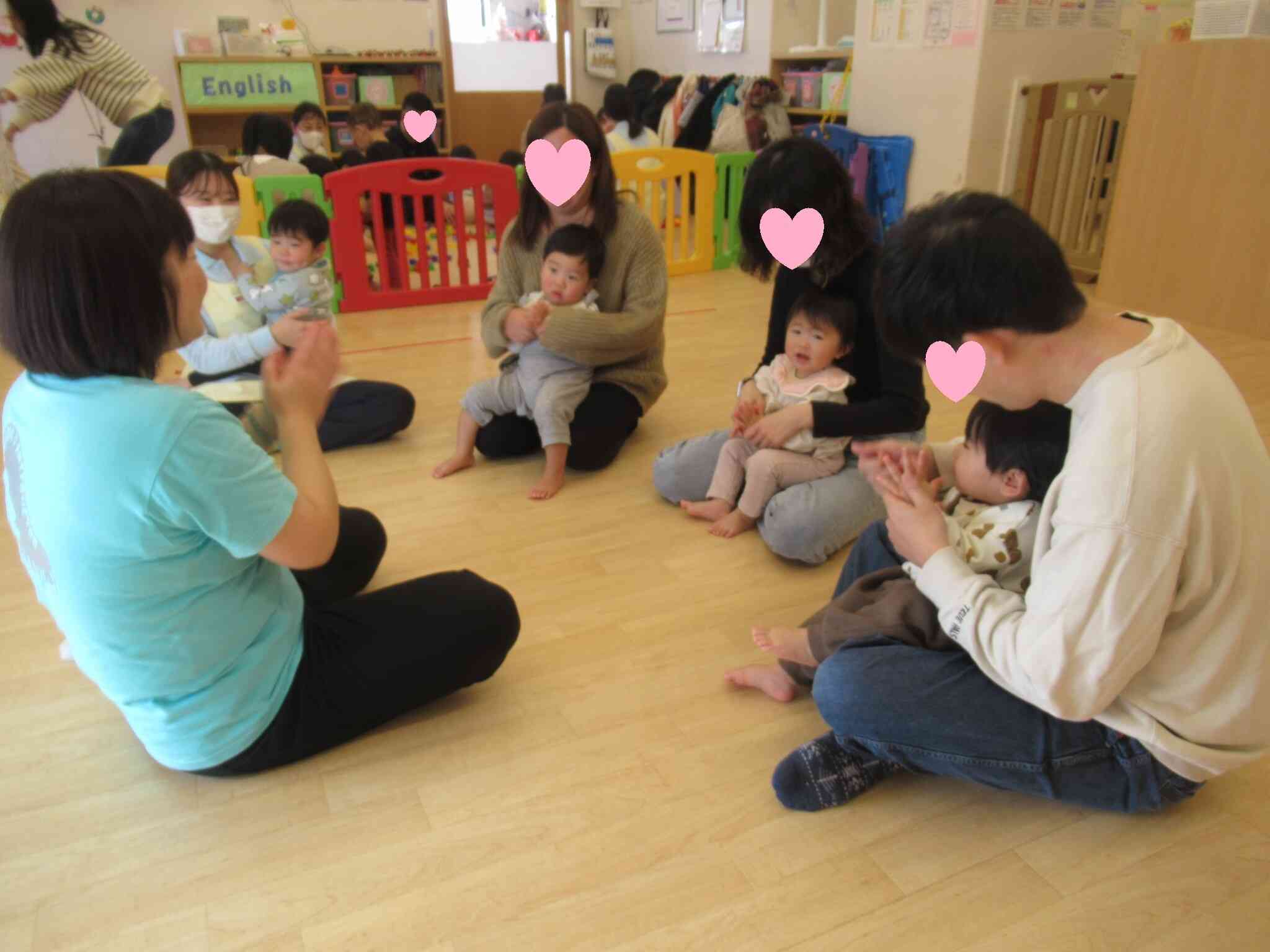 お母さんお父さんと一緒にリトミックに参加♪（ひよこ組0歳児）