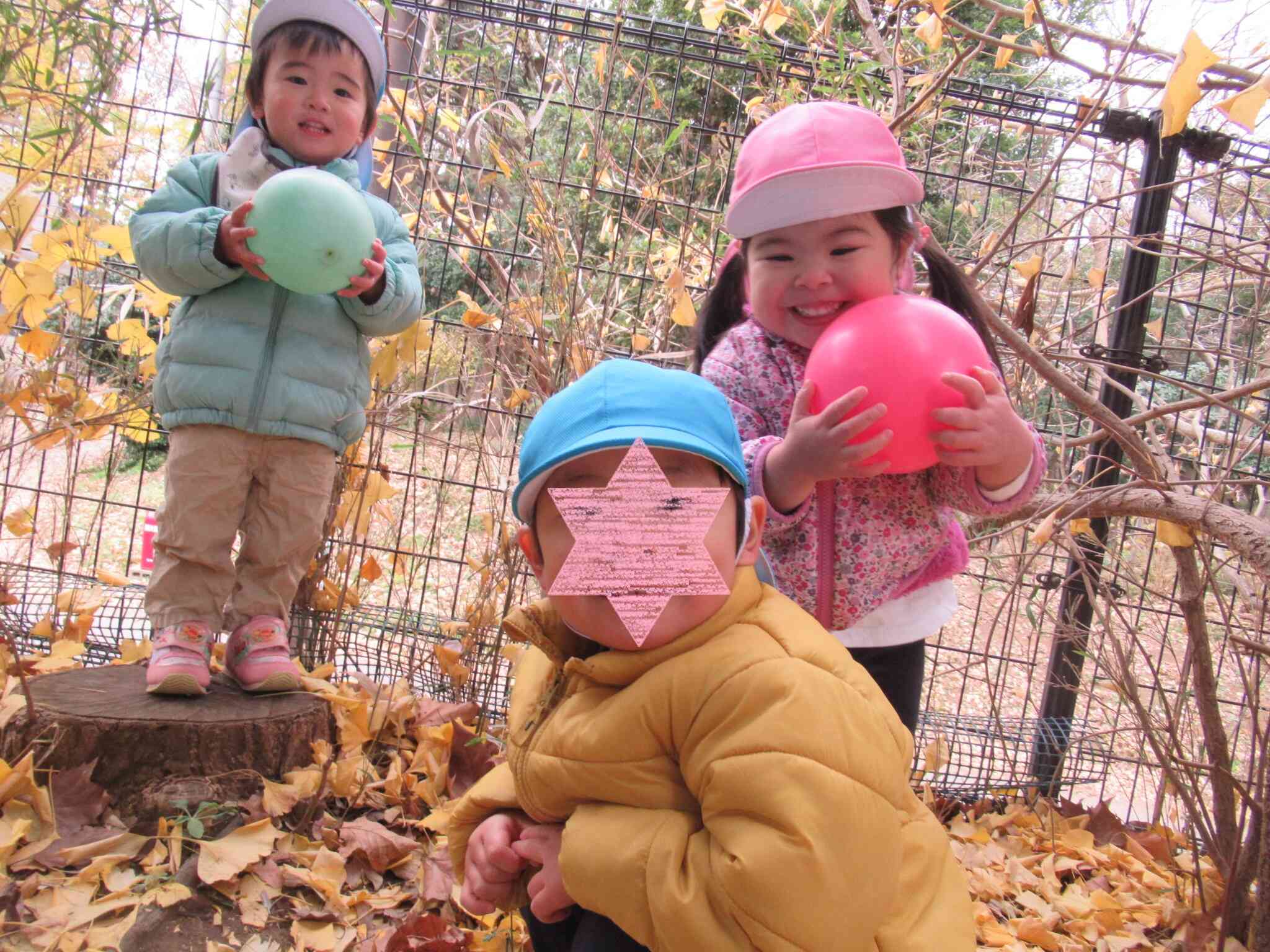 黄色い落ち葉の公園で遊んだよ！みんなかわいいね♡