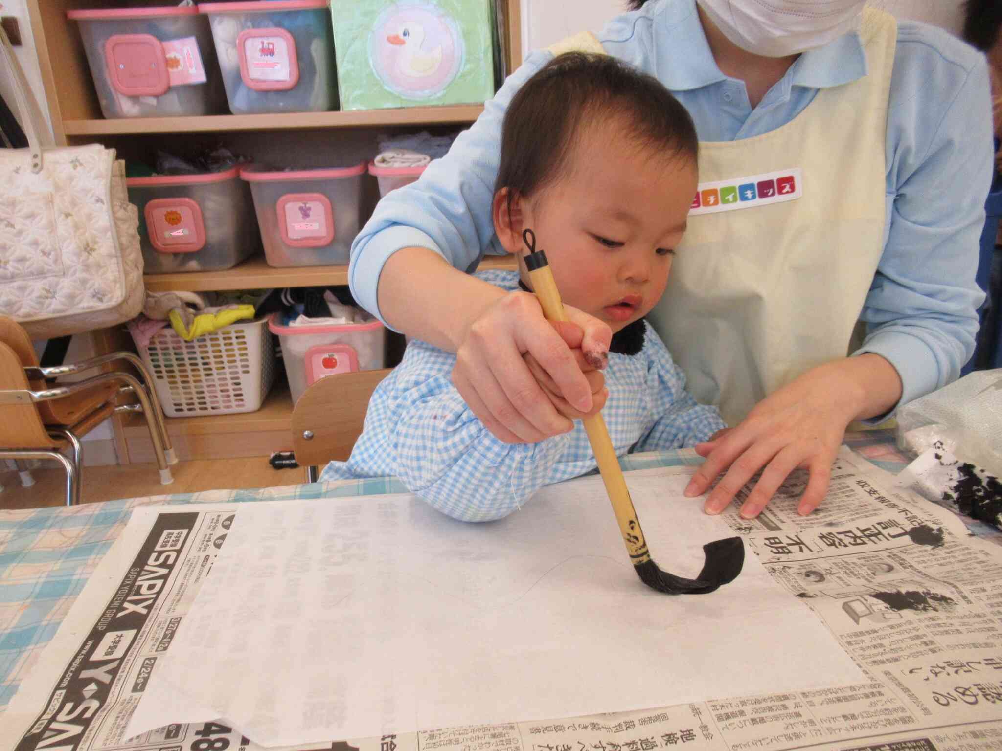 "お正月遊び"　書初めをしました！！（1歳児　ひよこ組）