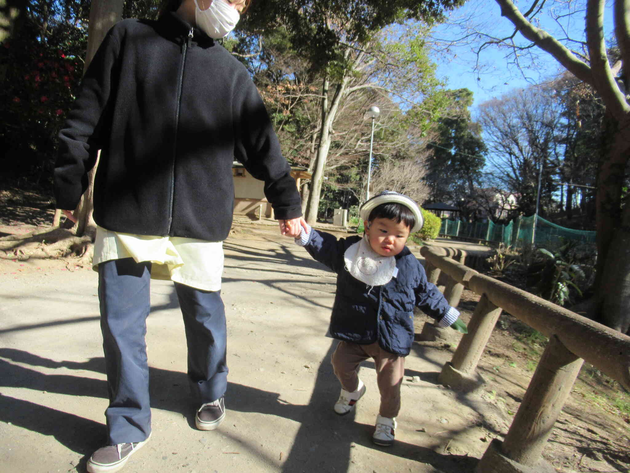 お気に入りの葉っぱを持って先生と歩いたよ♪