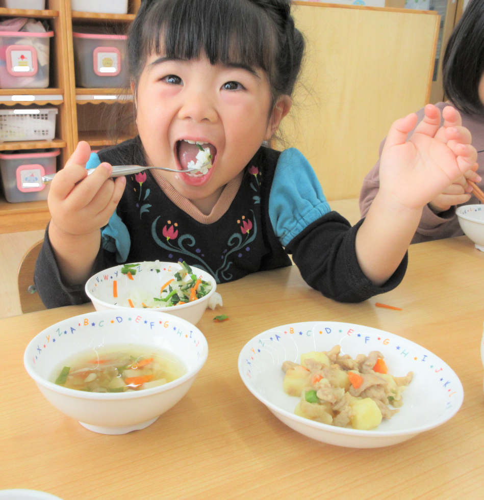 大きなお口で食べるから見ててね～