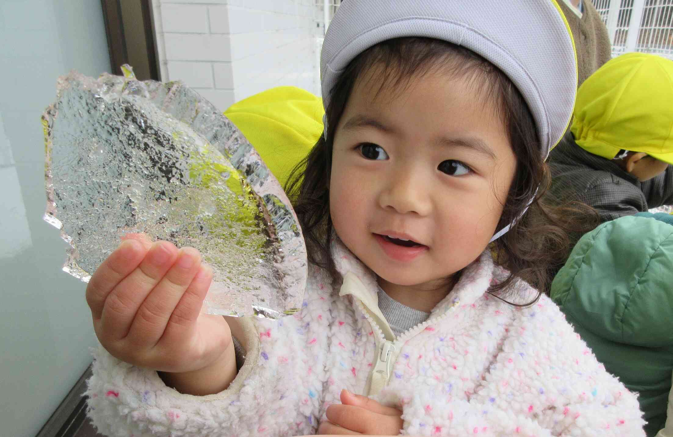 こんな寒い日は氷で遊ぼう！～1・2歳児～