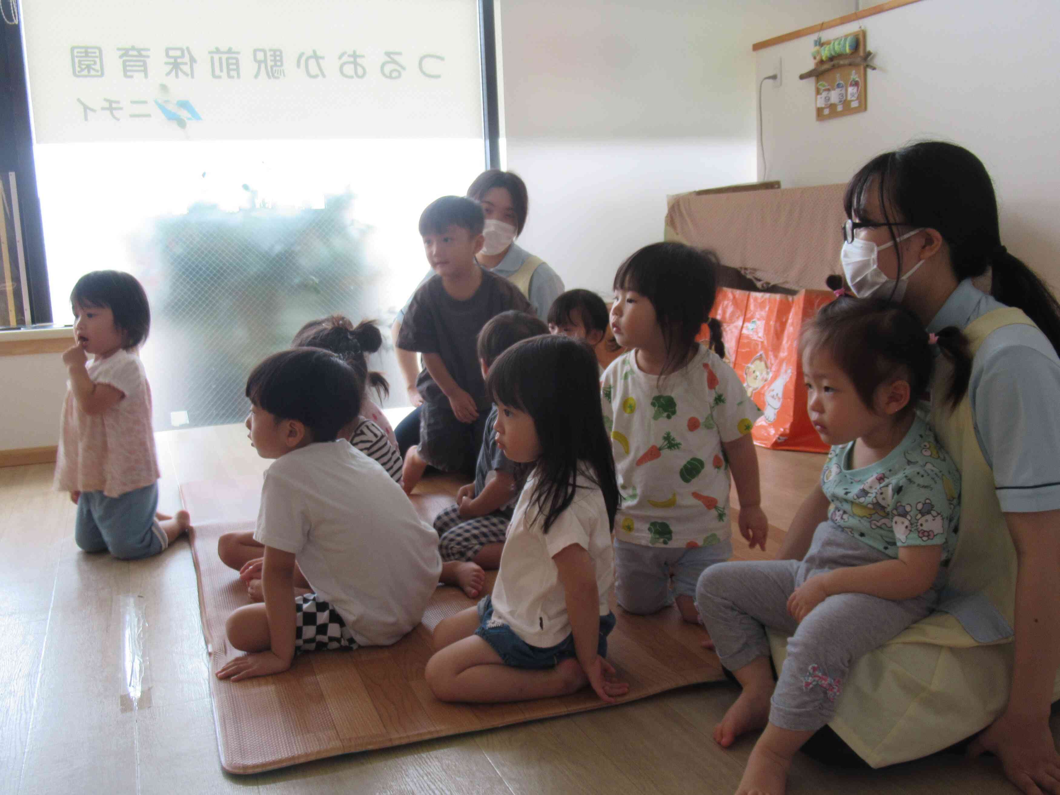 豪雨のときはどうするの？絵本を真剣に見ています。