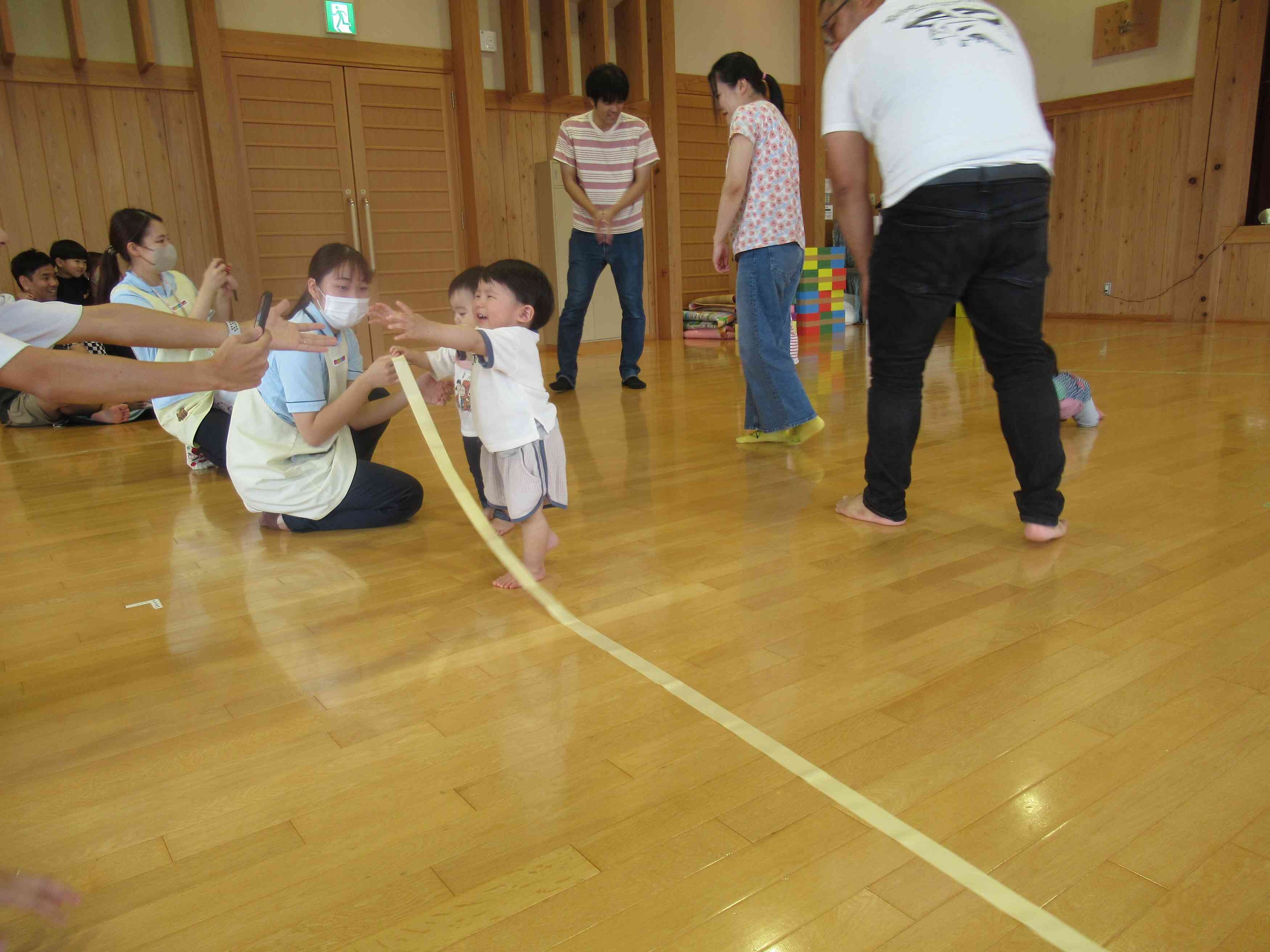 ヨチヨチ、ハイハイ競争をした０歳児ひよこ組さん