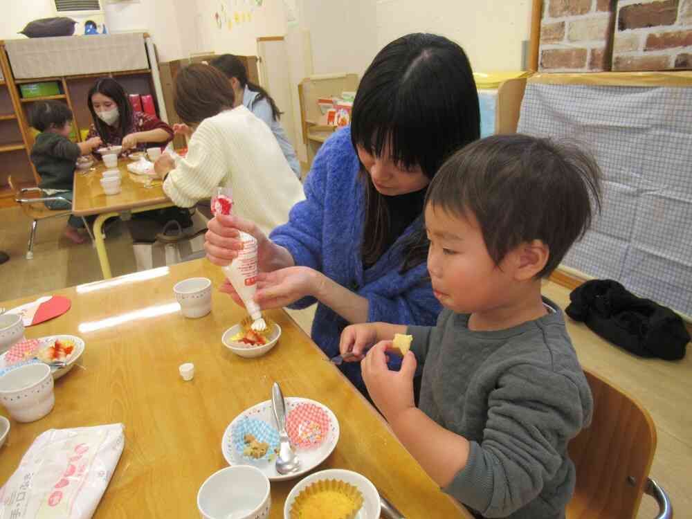 お母さんのはどんなクリスマスケーキになるかな？