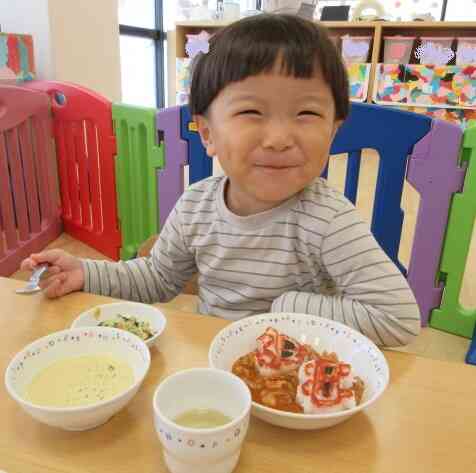 お誕生日給食。食べてしまうのがもったいないくらい、素敵な給食でした。