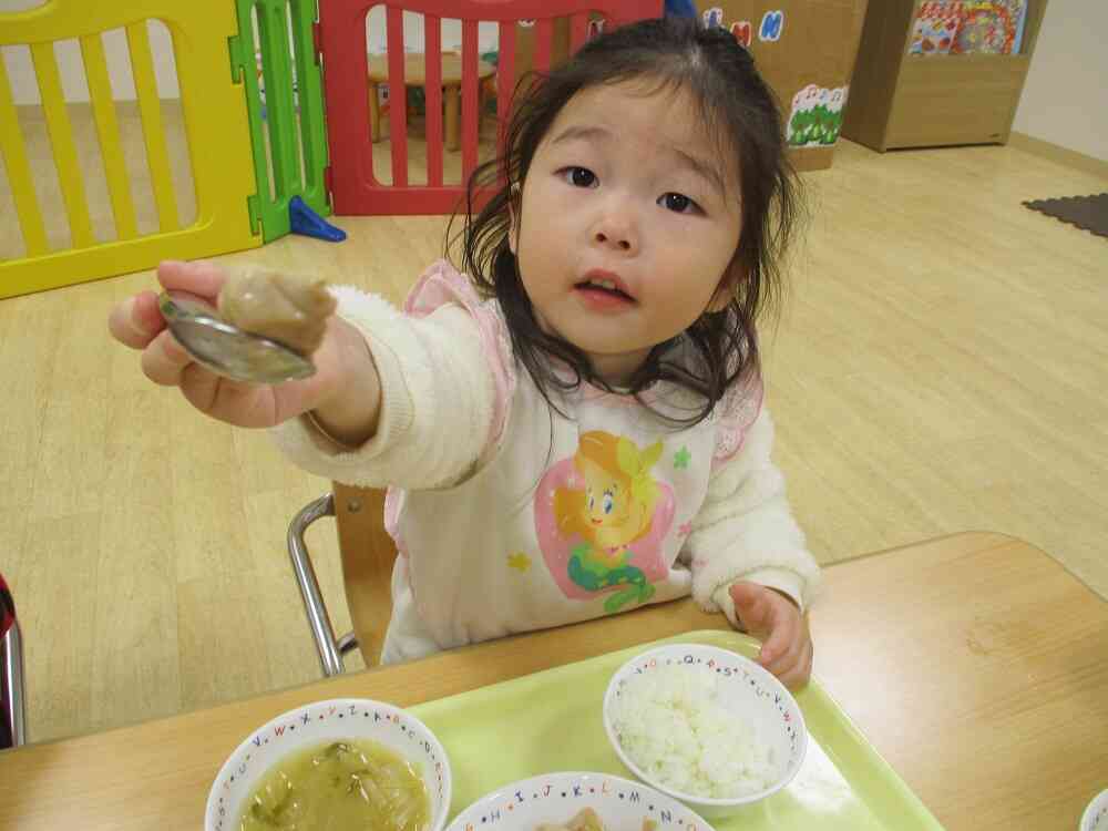 いっぱい遊んだ後の給食は格別に美味しいです！