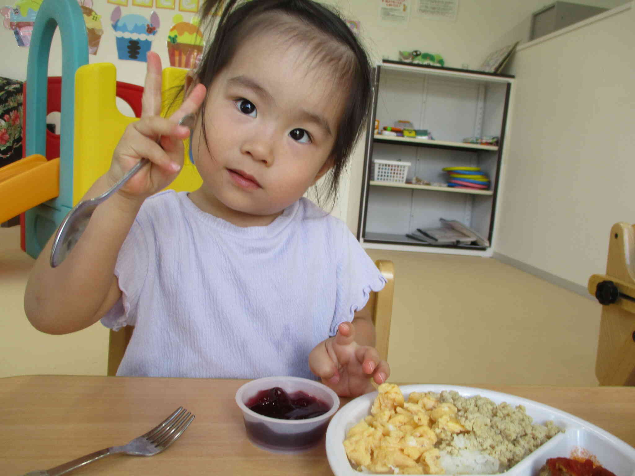 食べる手を止めてピース！