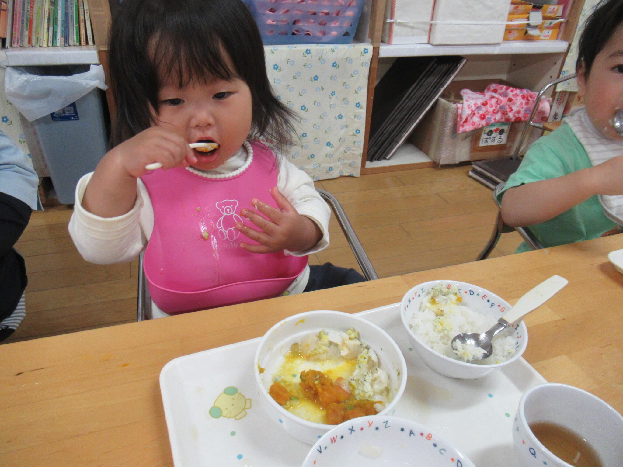 上手にスプーンを使ってお食事タイム☆自分で積極的に食べています！