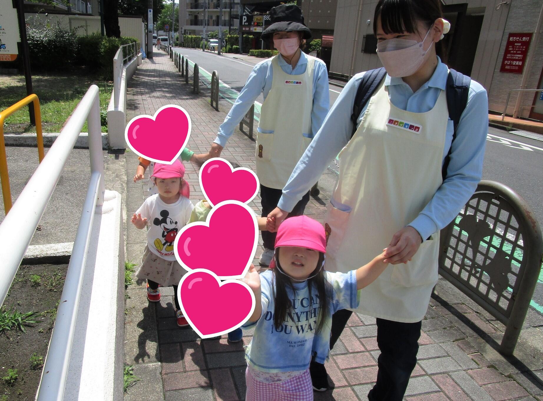 途中で梅田亀田公園へ向かうきりん組（2歳児）さん発見☆いってらっしゃーい！