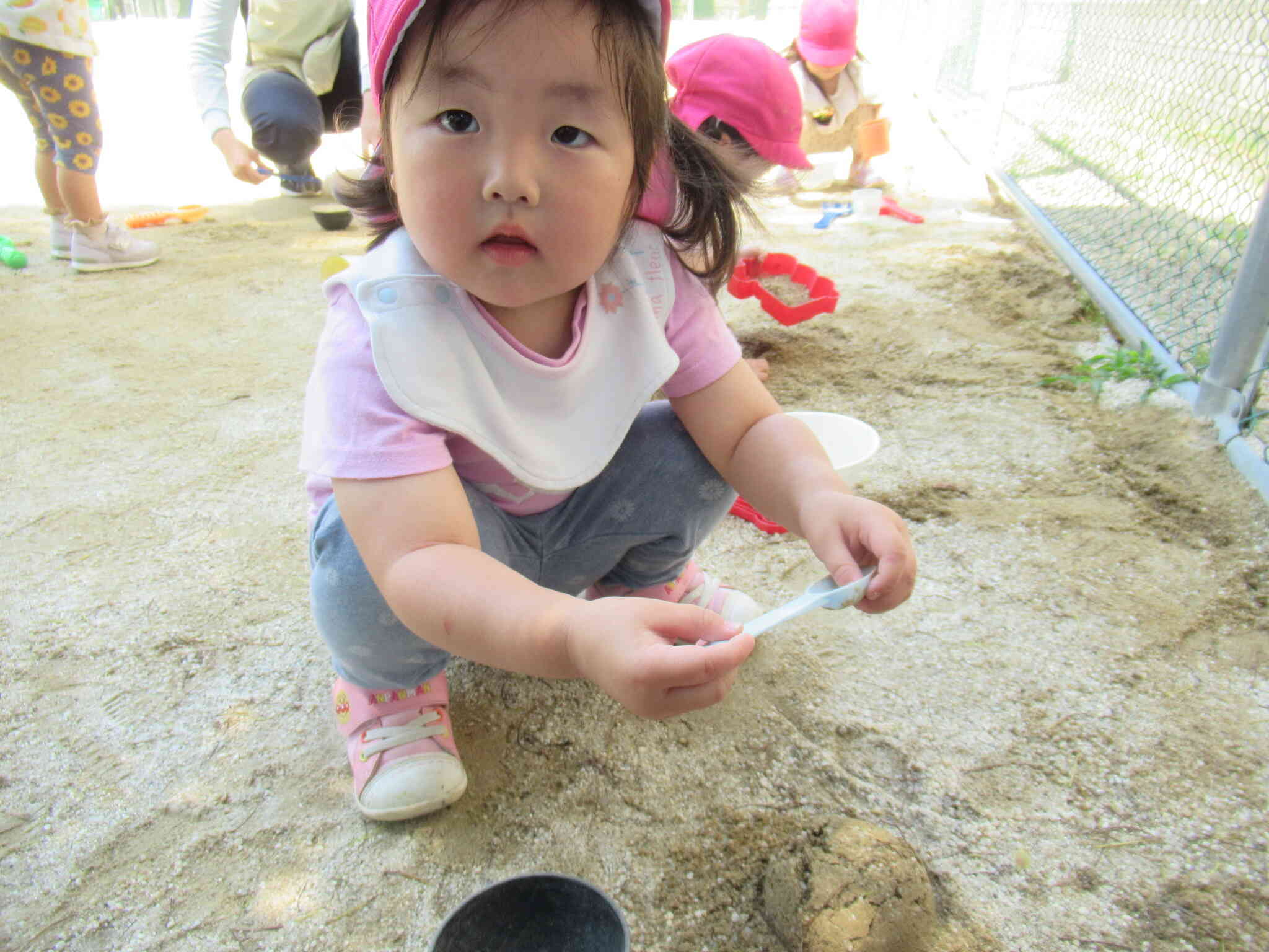 きりん組（2歳児）さん、梅田公園の広場で遊びました☆