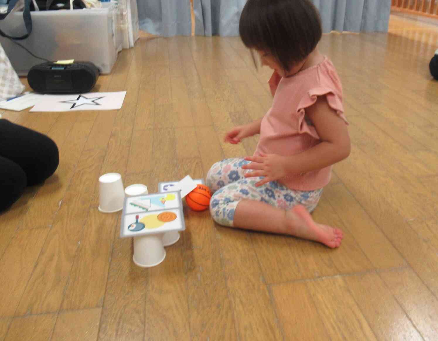 きりん組（2歳児）さんの大好きな英語ボーリング♪倒れたカードに書いてあるのイラストの形を英語で言えるかな？