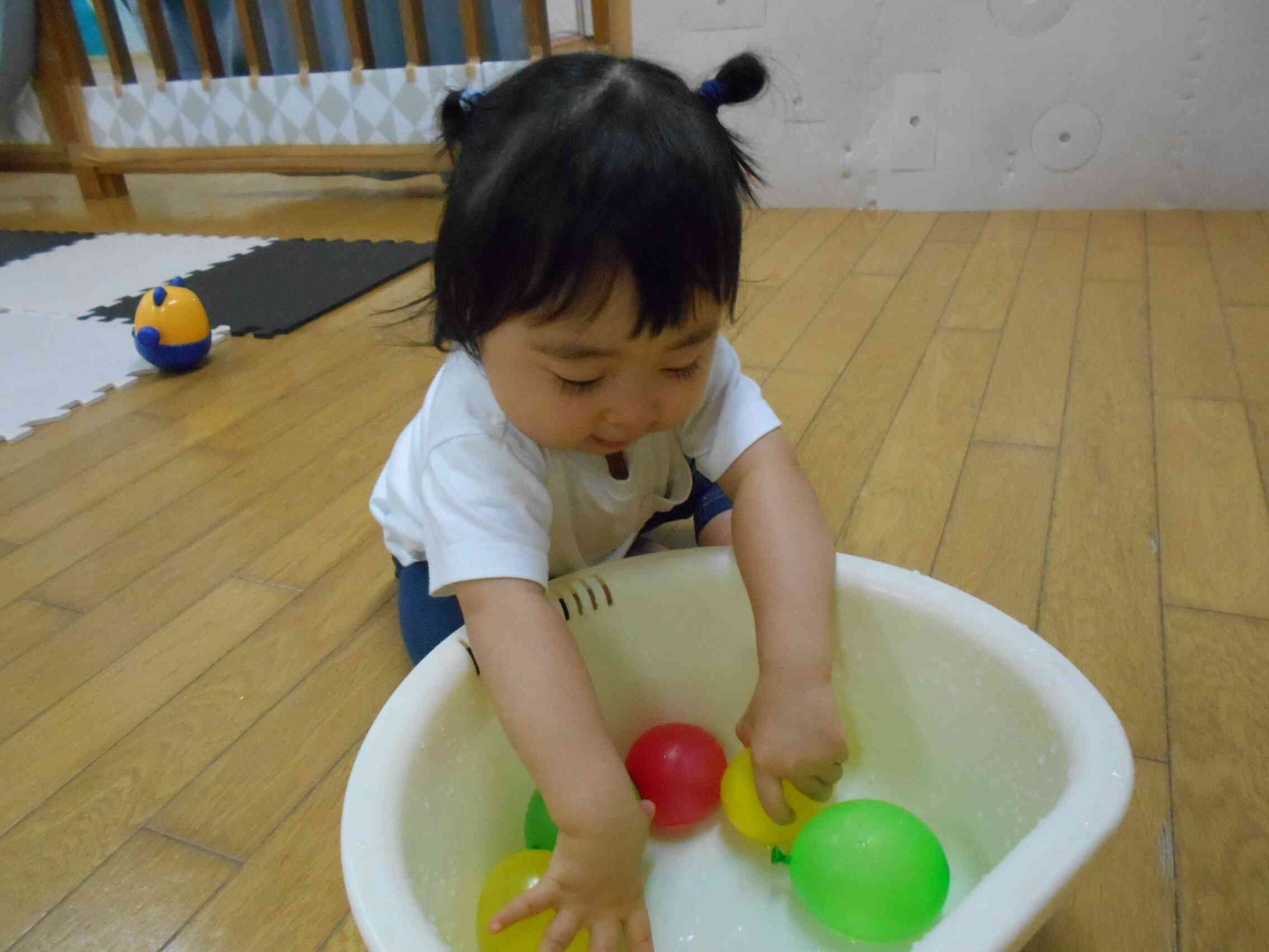 初めての水風船に興奮気味♪