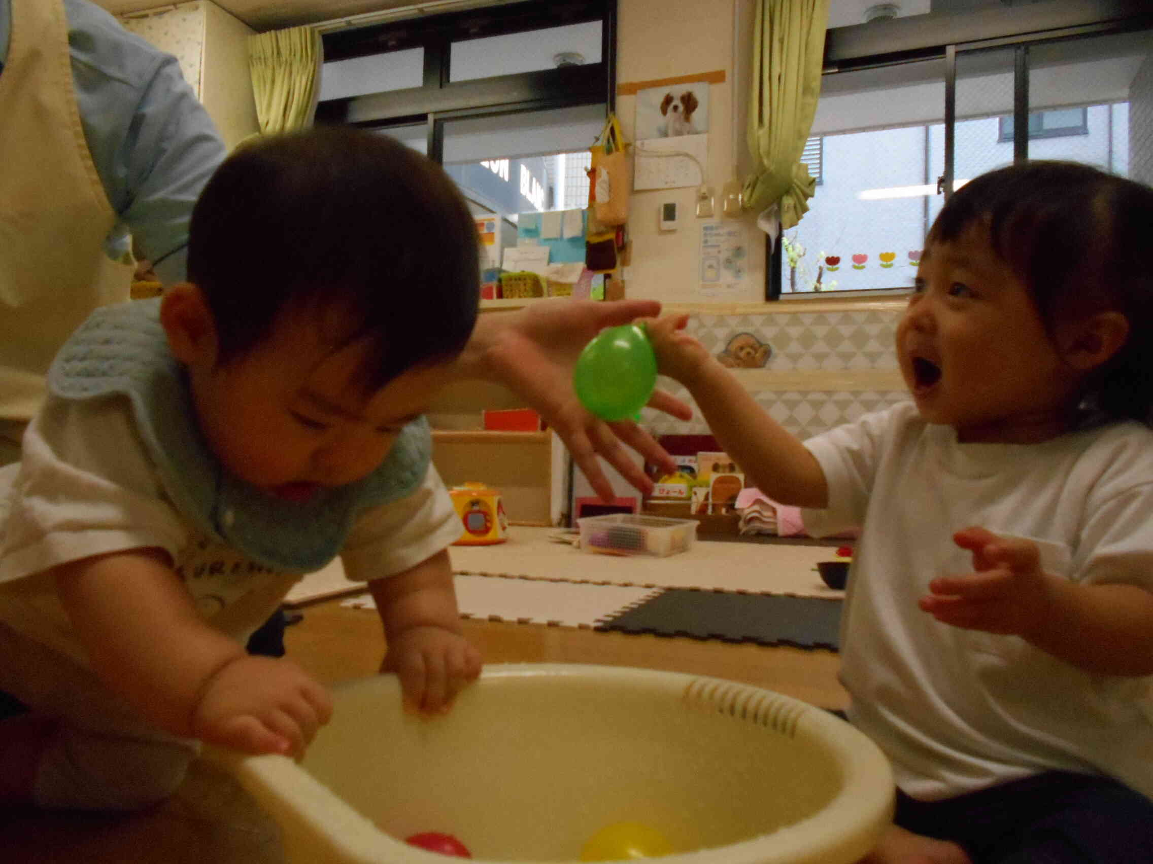 お友だちと一緒に水風船遊びスタート！