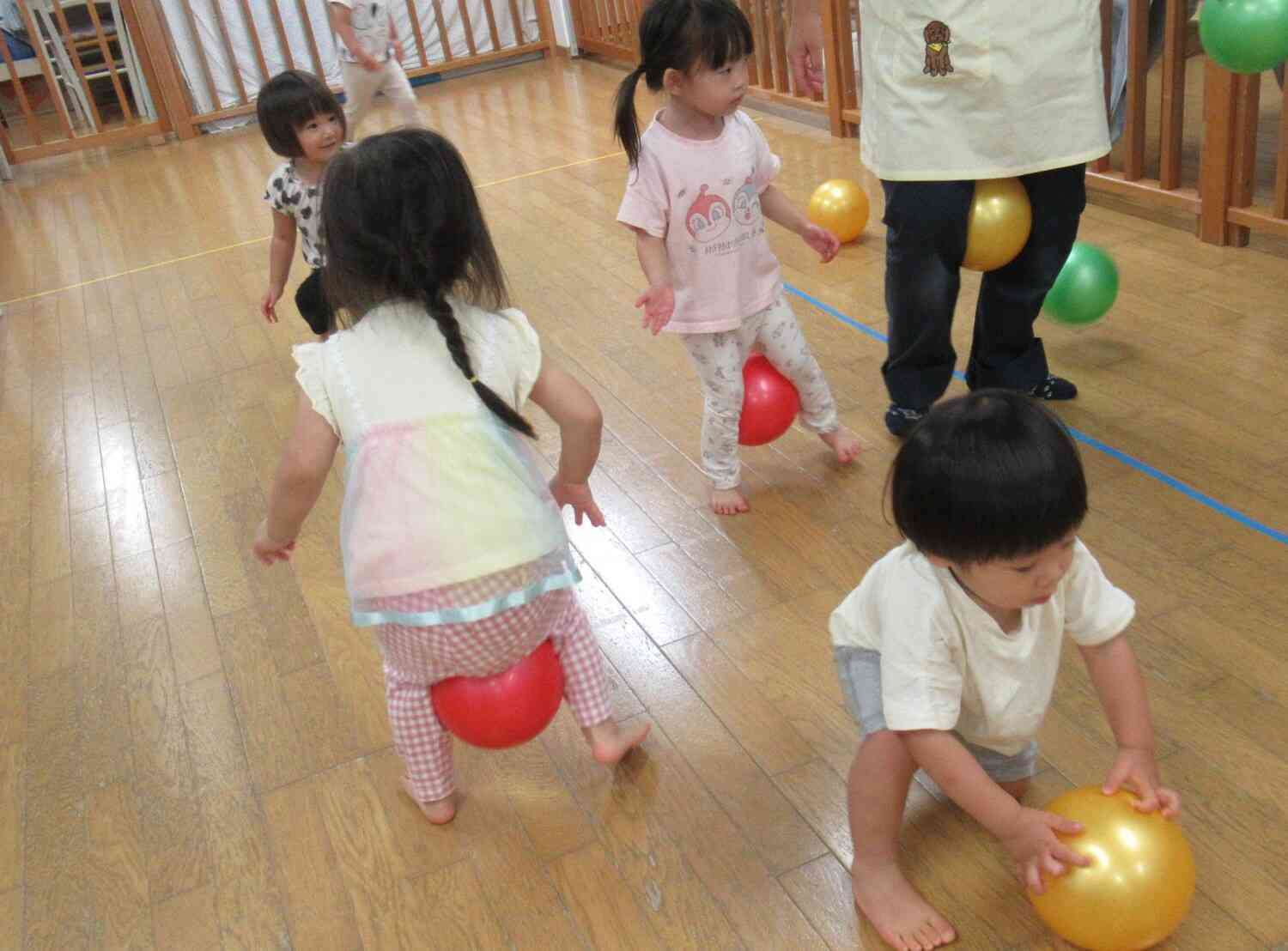 室内で身体を動かしたきりん組（2歳児）さん♪