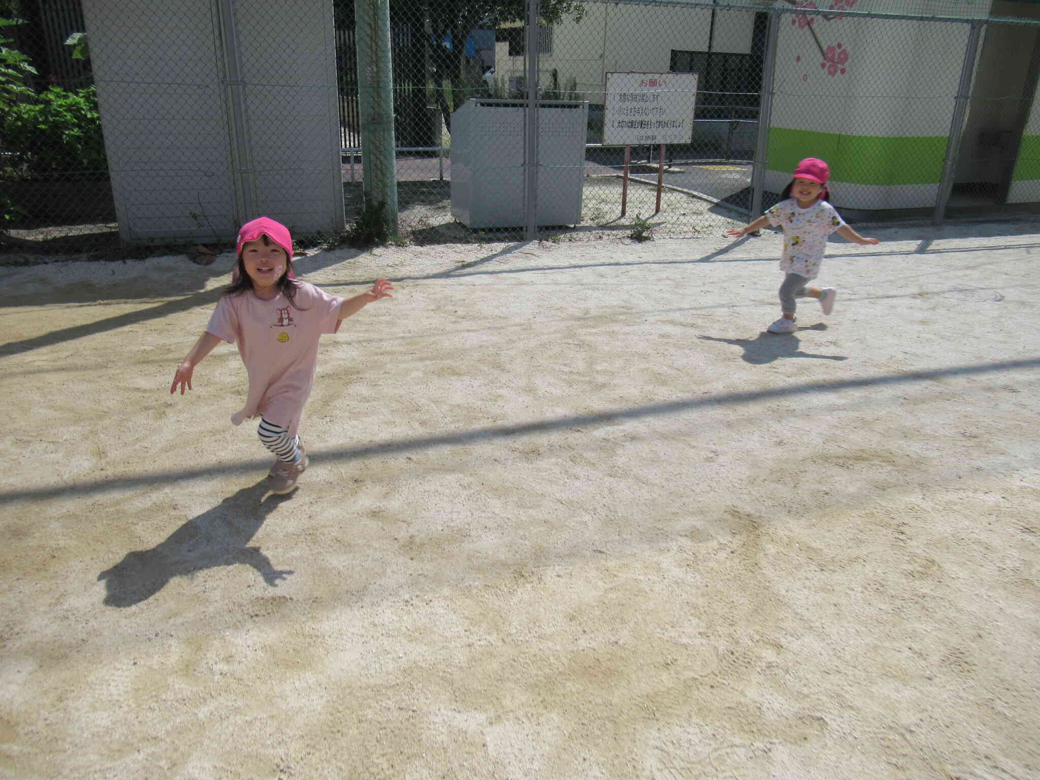 9/4きりん組（2歳児）梅田公園の広場で遊びました☆