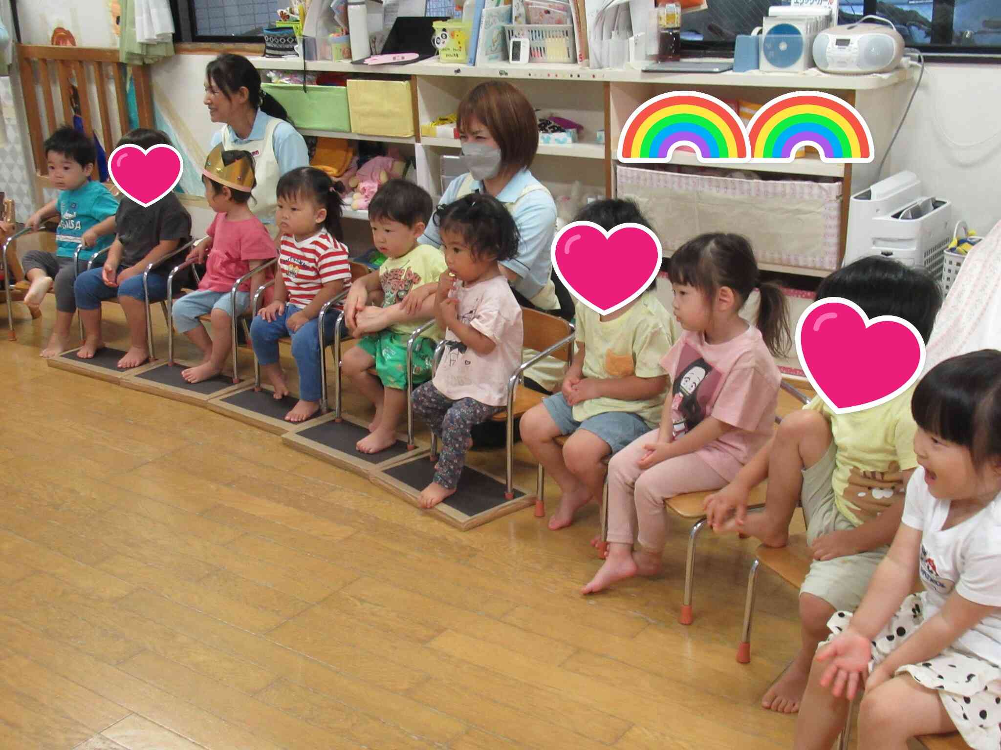 先生の出し物に興味津々の、ぱんだ組（1歳児）さんと、きりん組（2歳児）さん♪