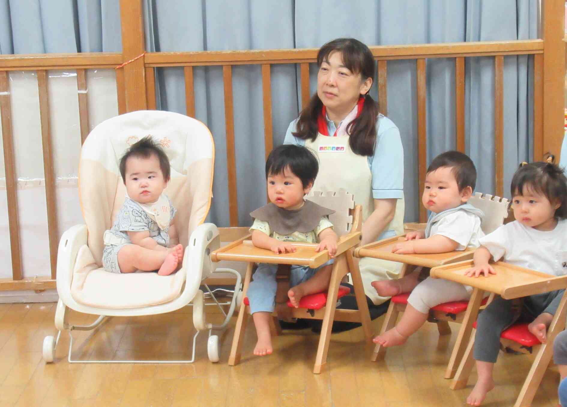 お誕生日お祝いしているお友達の姿をじーっと見つめている、うさぎ組（0歳児）さん☆