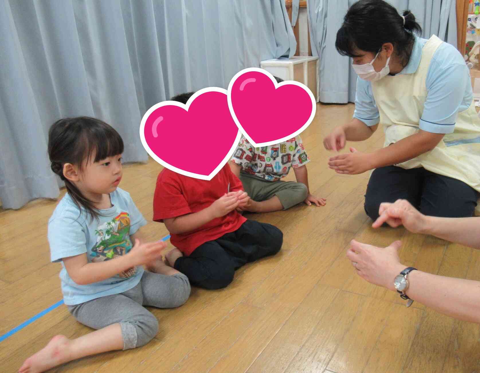 きりん組（2歳児）さんのリトミックの様子