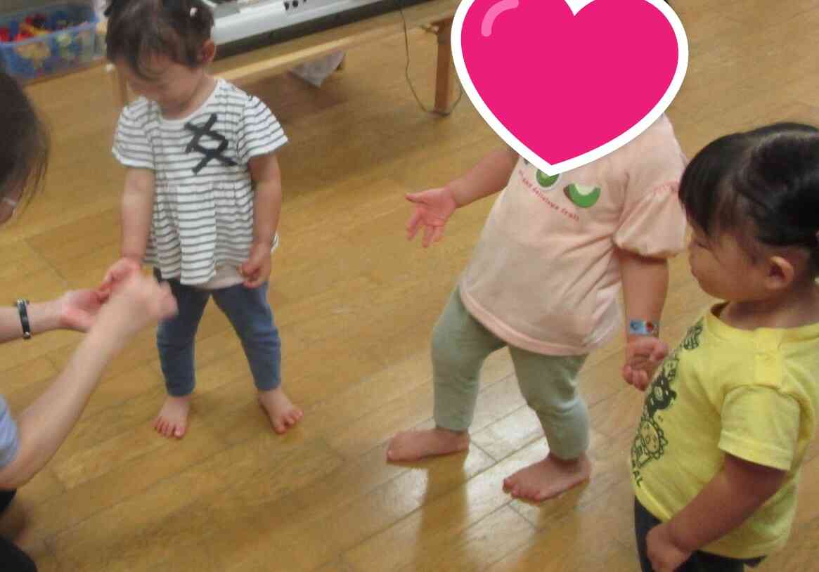 ぱんだ組（1歳児）さんも元気よく音楽に合わせて歩き回っています♪