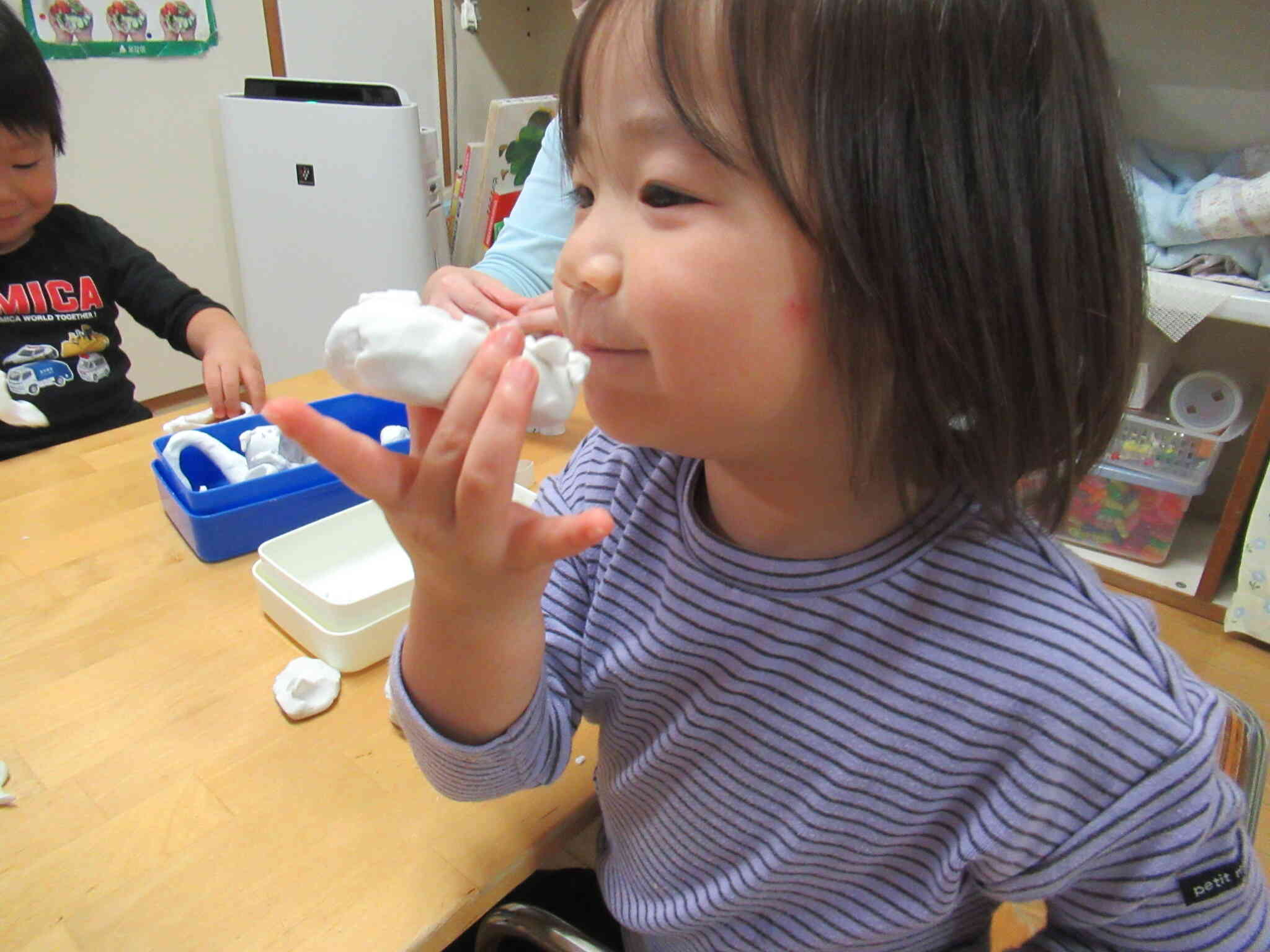 きりん組（2歳児）さんのお部屋遊びの様子