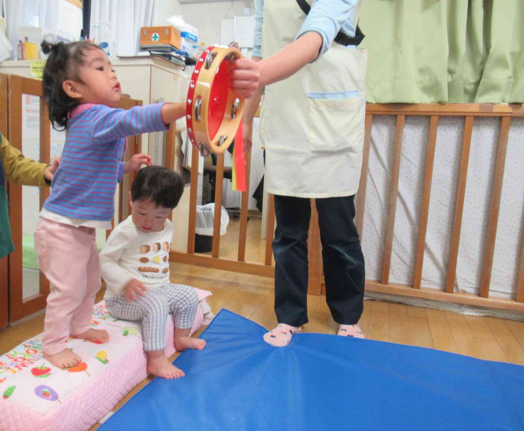 ぱんだ組（1歳児）さんと合流してトレーニング遊び