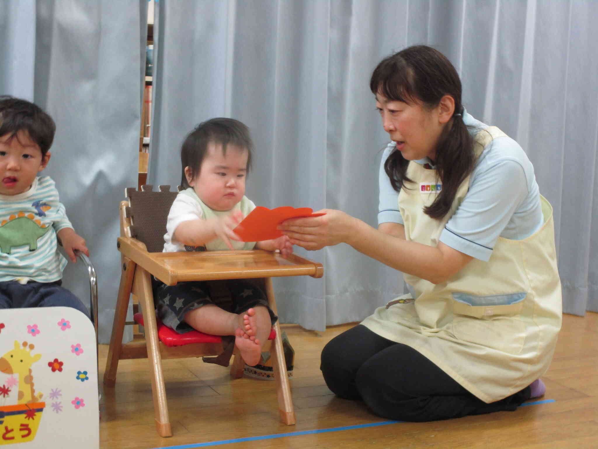 うさぎ組（0歳児）担任の先生からのメッセージカード贈呈