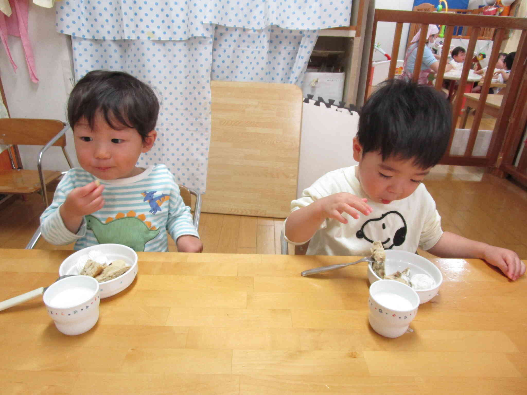 おやつの時間はお誕生日ケーキを食べました♪