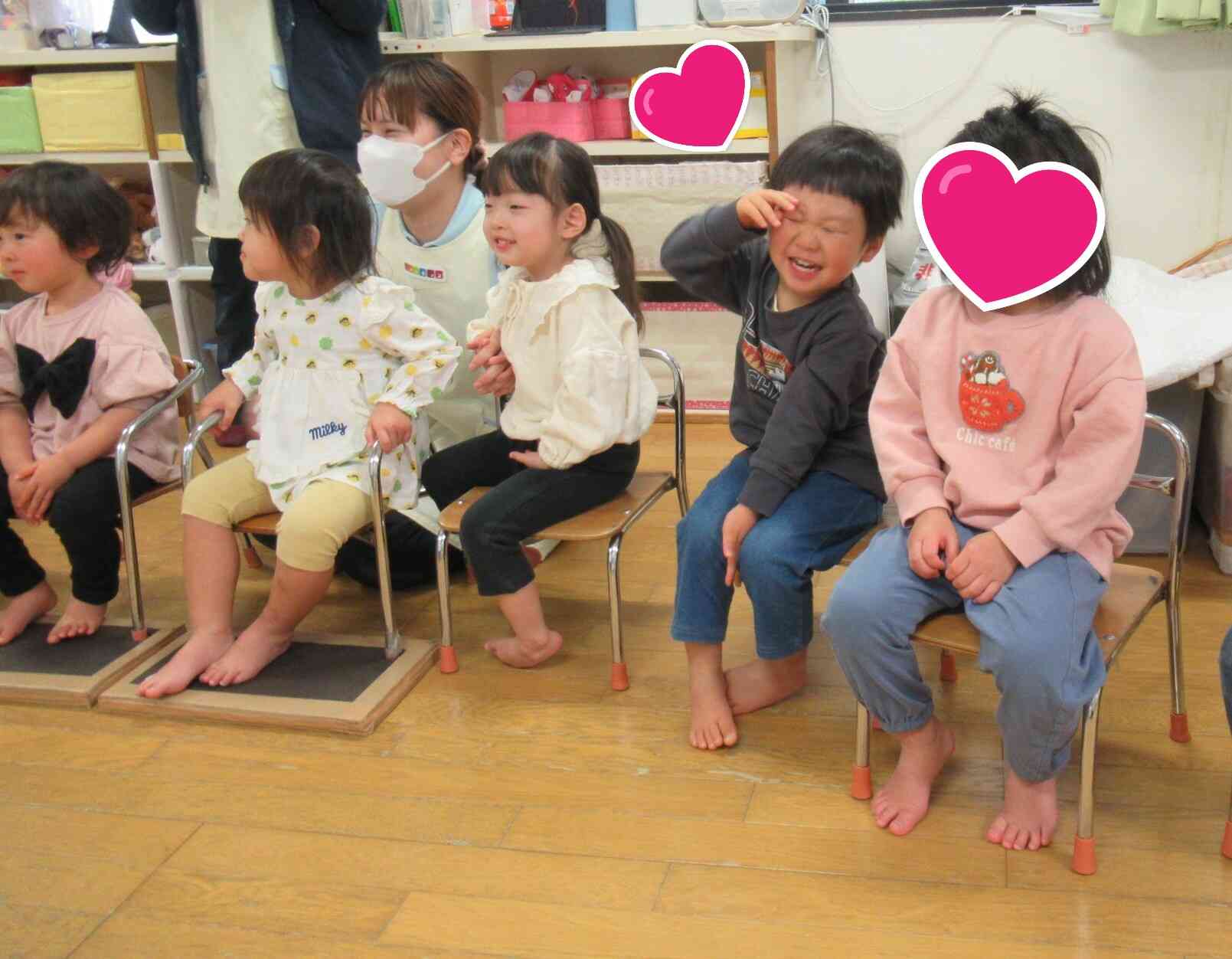 先生の出し物に大笑いのきりん組（2歳児）さんと、興味津々のぱんだ組（1歳児）さん