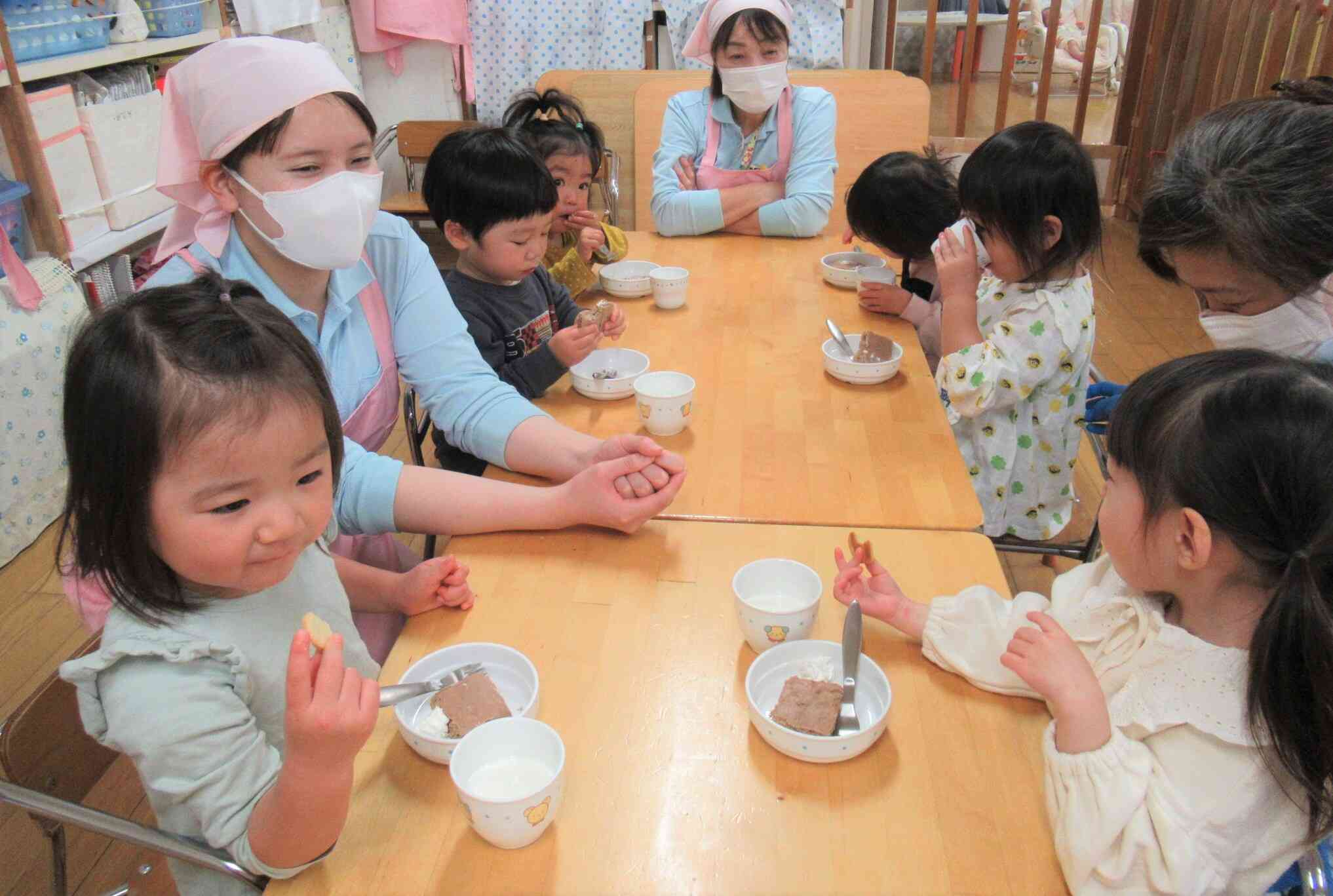 皆で食べるおやつは美味しいね☆