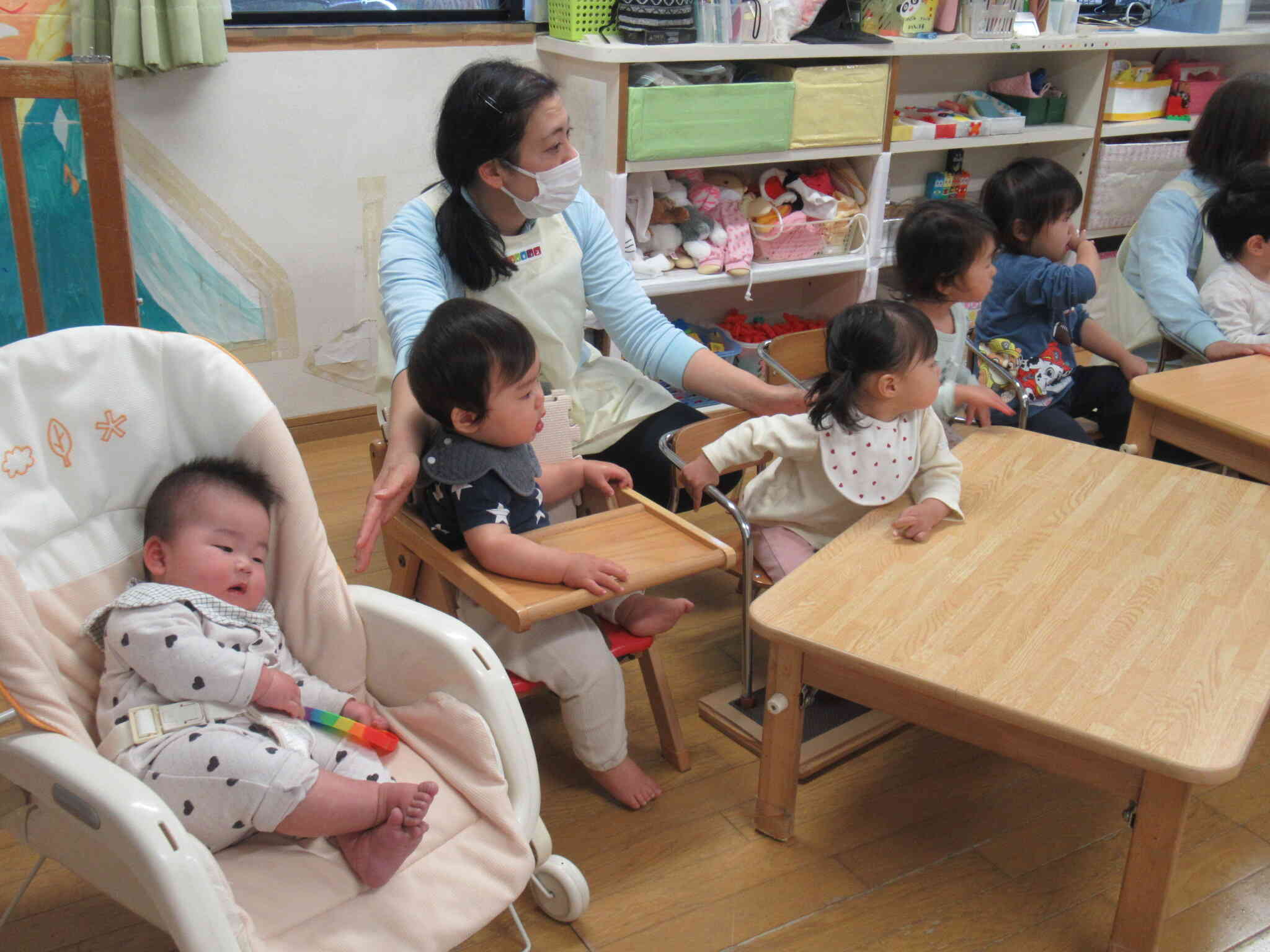 うさぎ組（0歳児）さんも先生の出し物にくぎ付け！