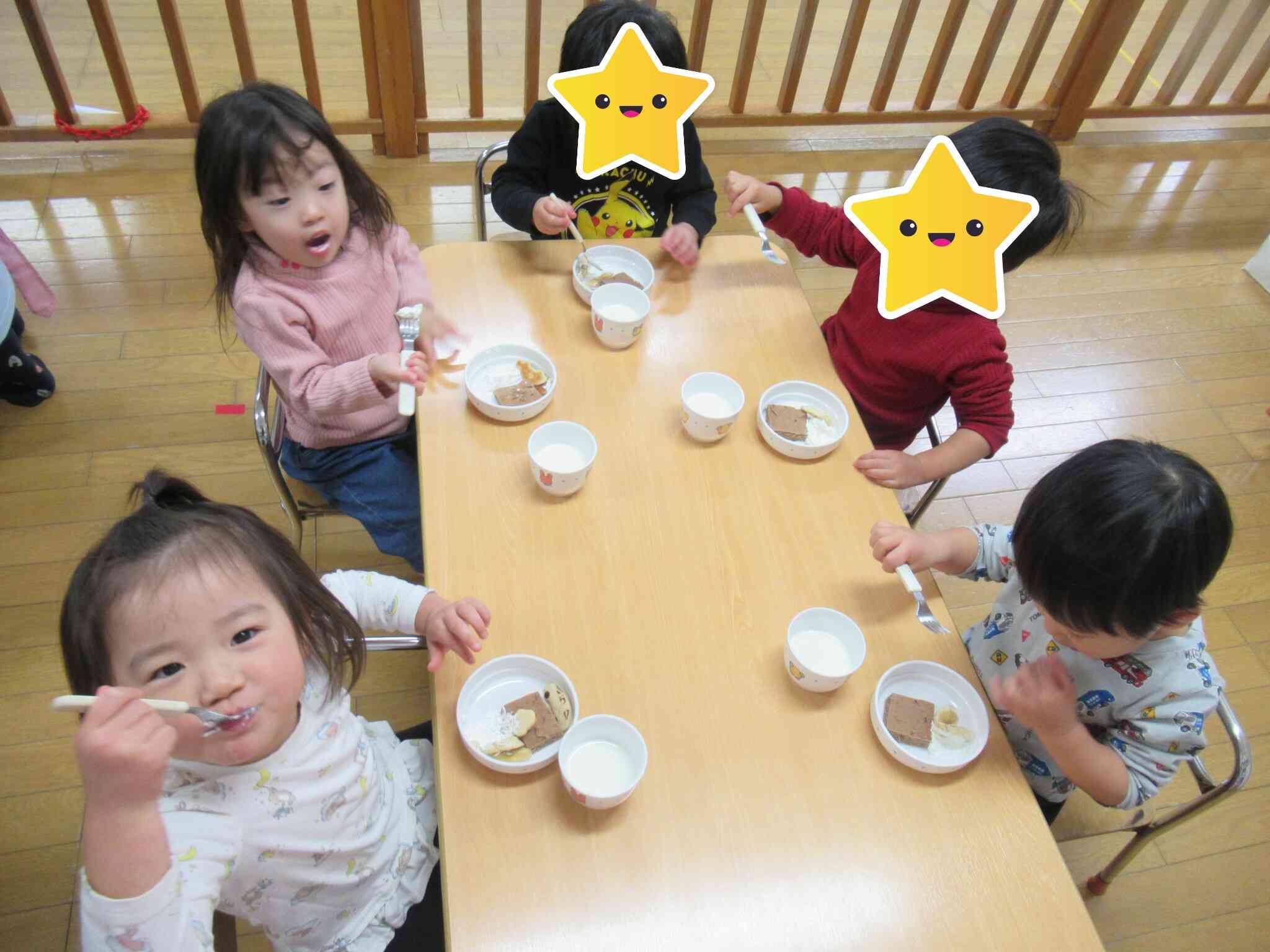 誕生日会の時のおやつがいつも待ち遠しい、きりん組（2歳児）さんのお友達☆