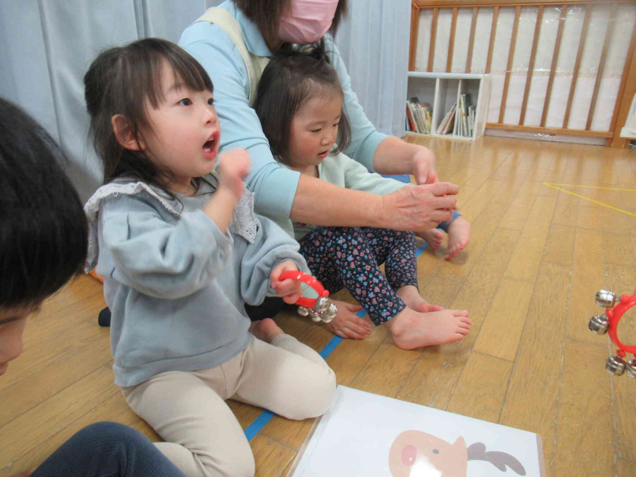 きりん組（2歳児）さんのリトミックの様子