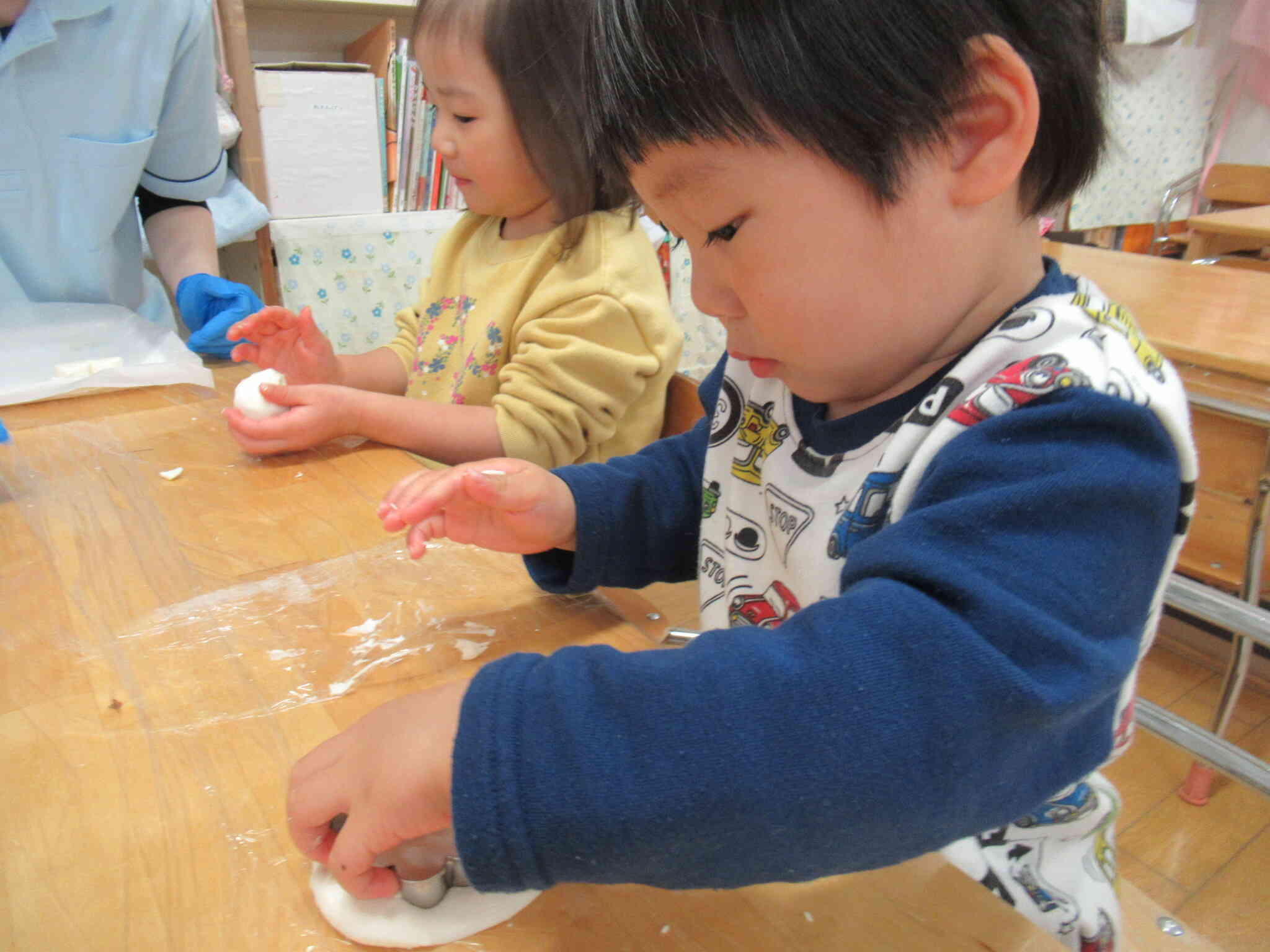 きりん組（2歳児）さんはクッキーの型抜きにチャレンジ！