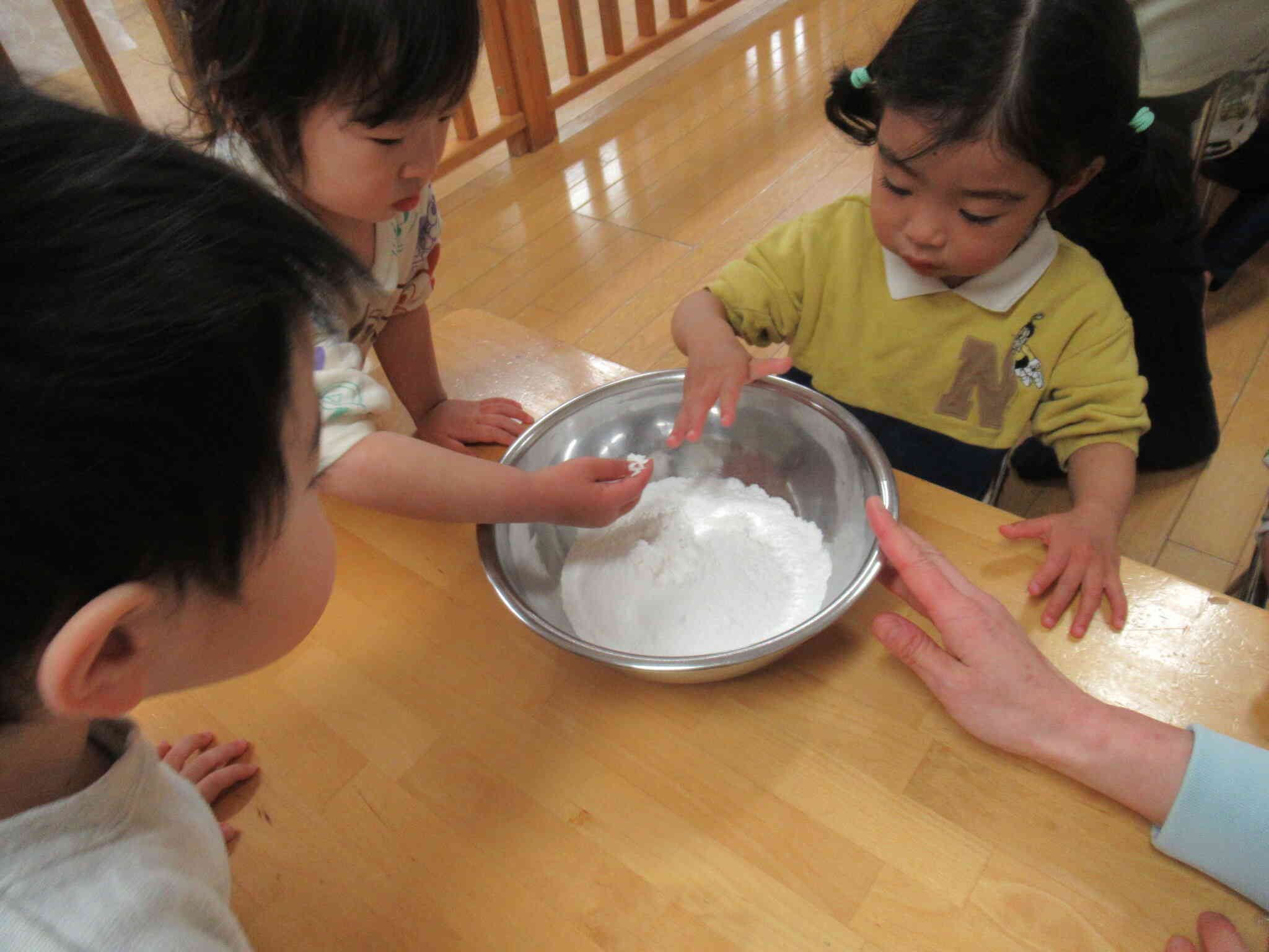 ぱんだ組（1歳児）さんは生地が変わっていく様子を体験☆