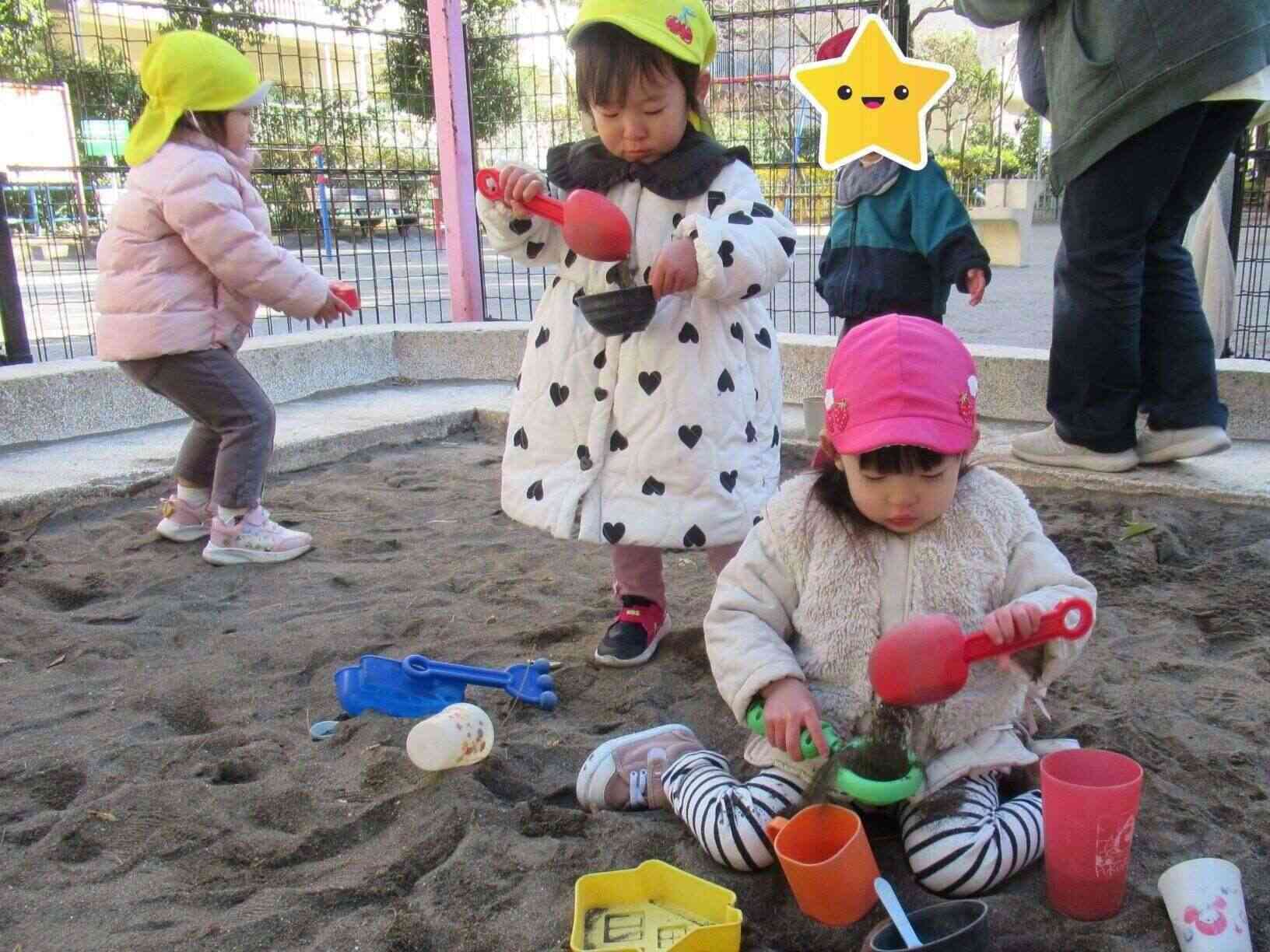 1/10　ぱんだ組（1歳児）ときりん組（2歳児）で戸外遊び☆