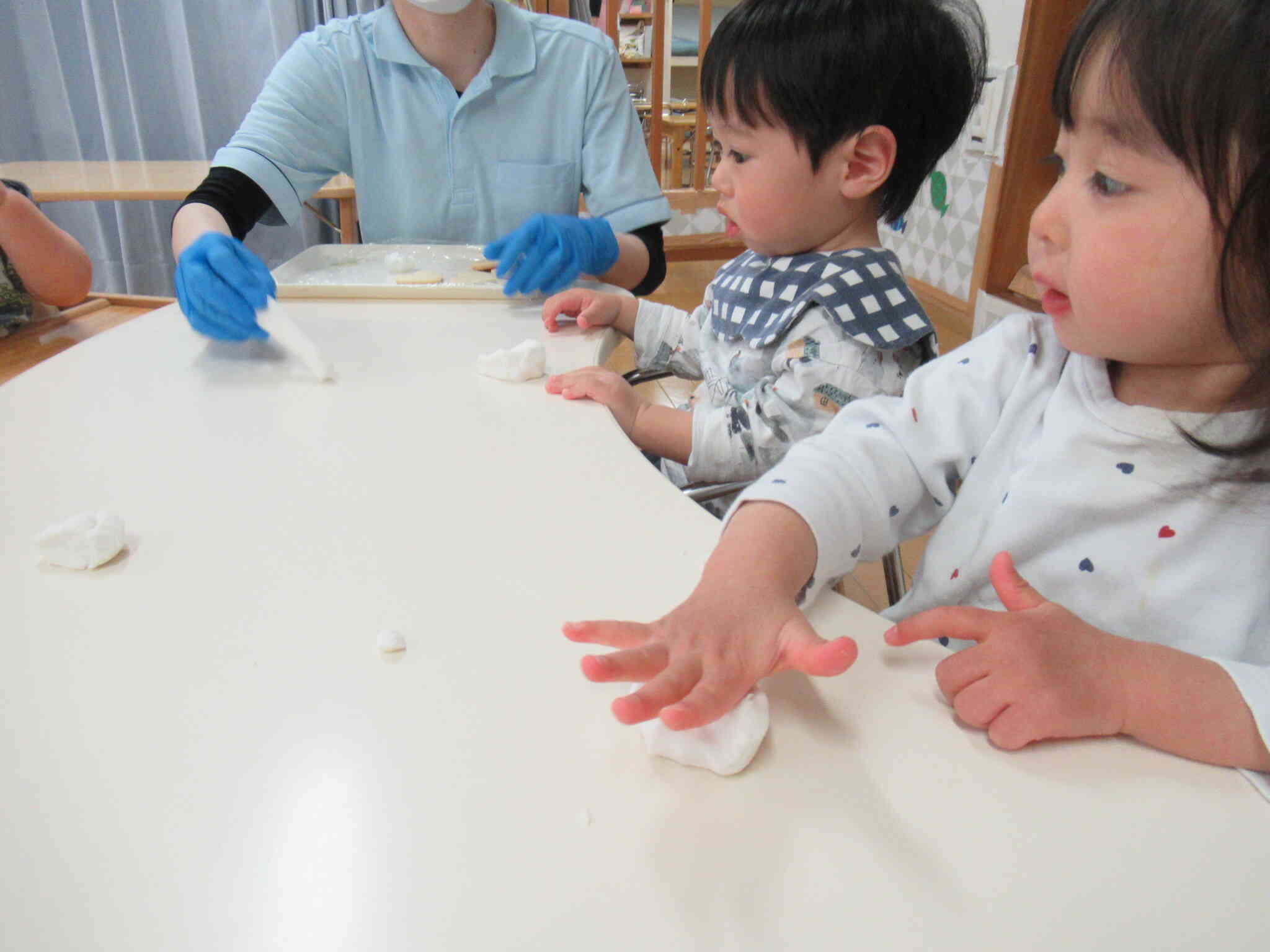 うさぎ組（0歳児）さんは生地の状態と出来上がった状態を確認♪