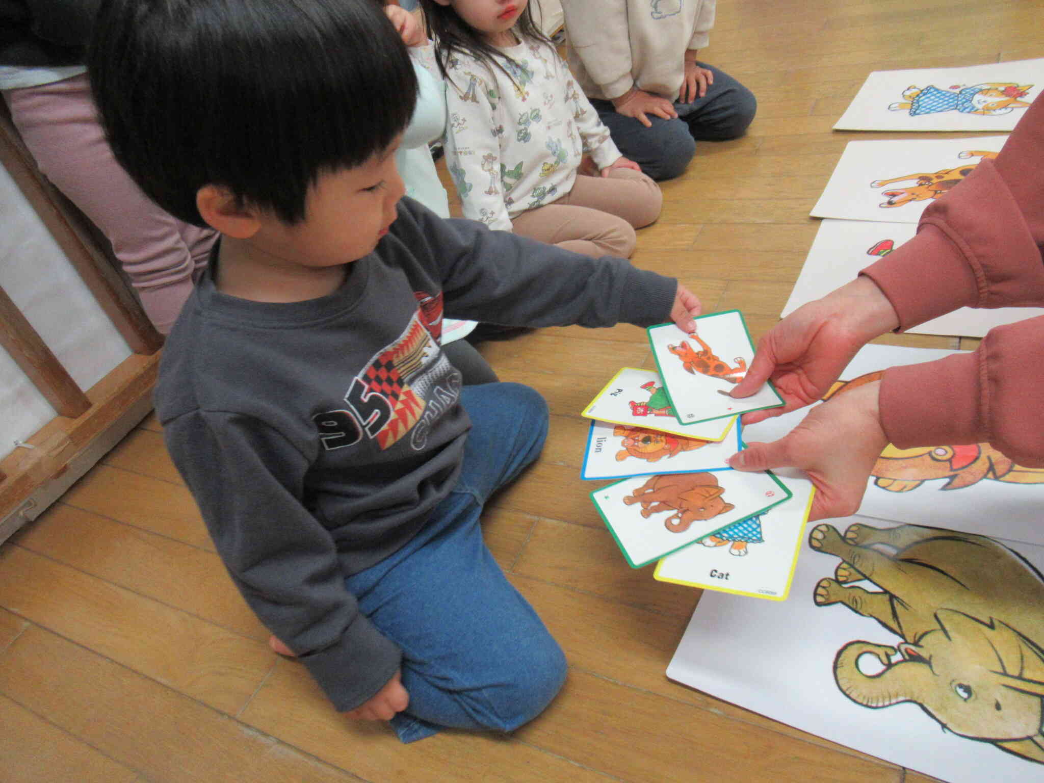 きりん組（2歳児）さんの英語の様子