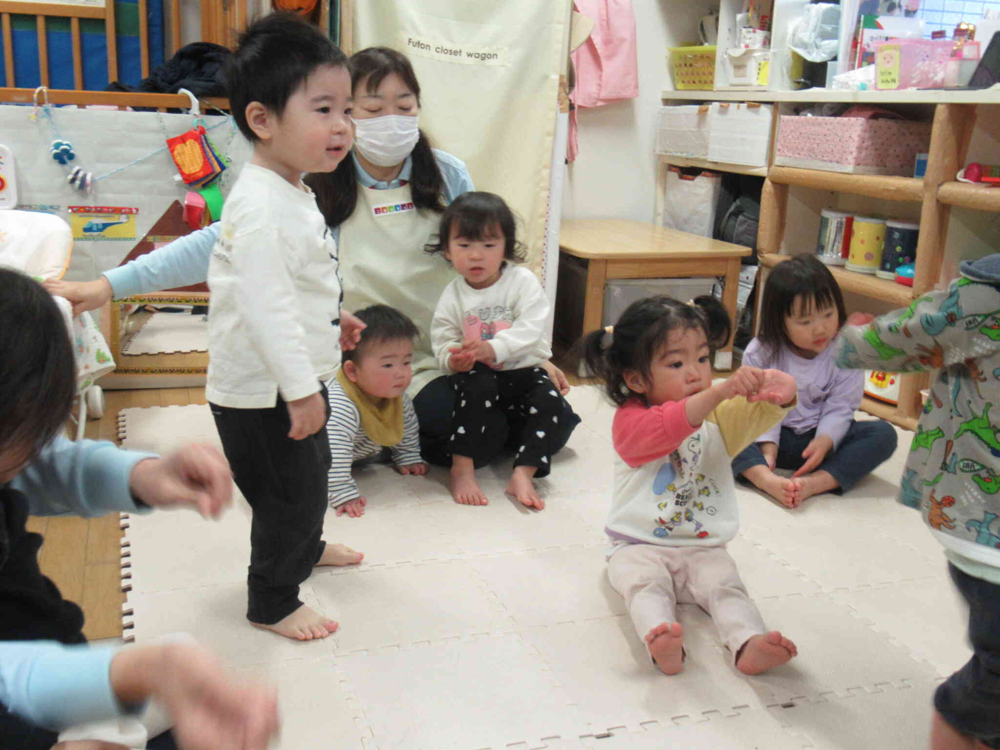 ぱんだ組（1歳児）さんとうさぎ組（0歳児）さんの合同レッスンで大盛り上がりでした♪